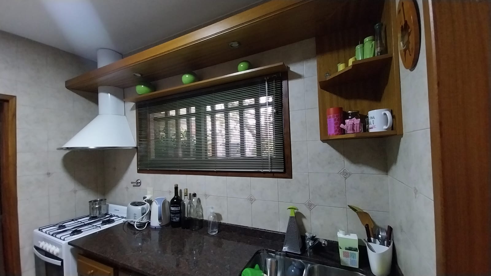 3 dormitorios · 2 baños · Estar · Comedor · Cocina semi integrada · Cochera doble · Oficina · Patio chico seco con asador · 150m2 constuidos. - foto 6