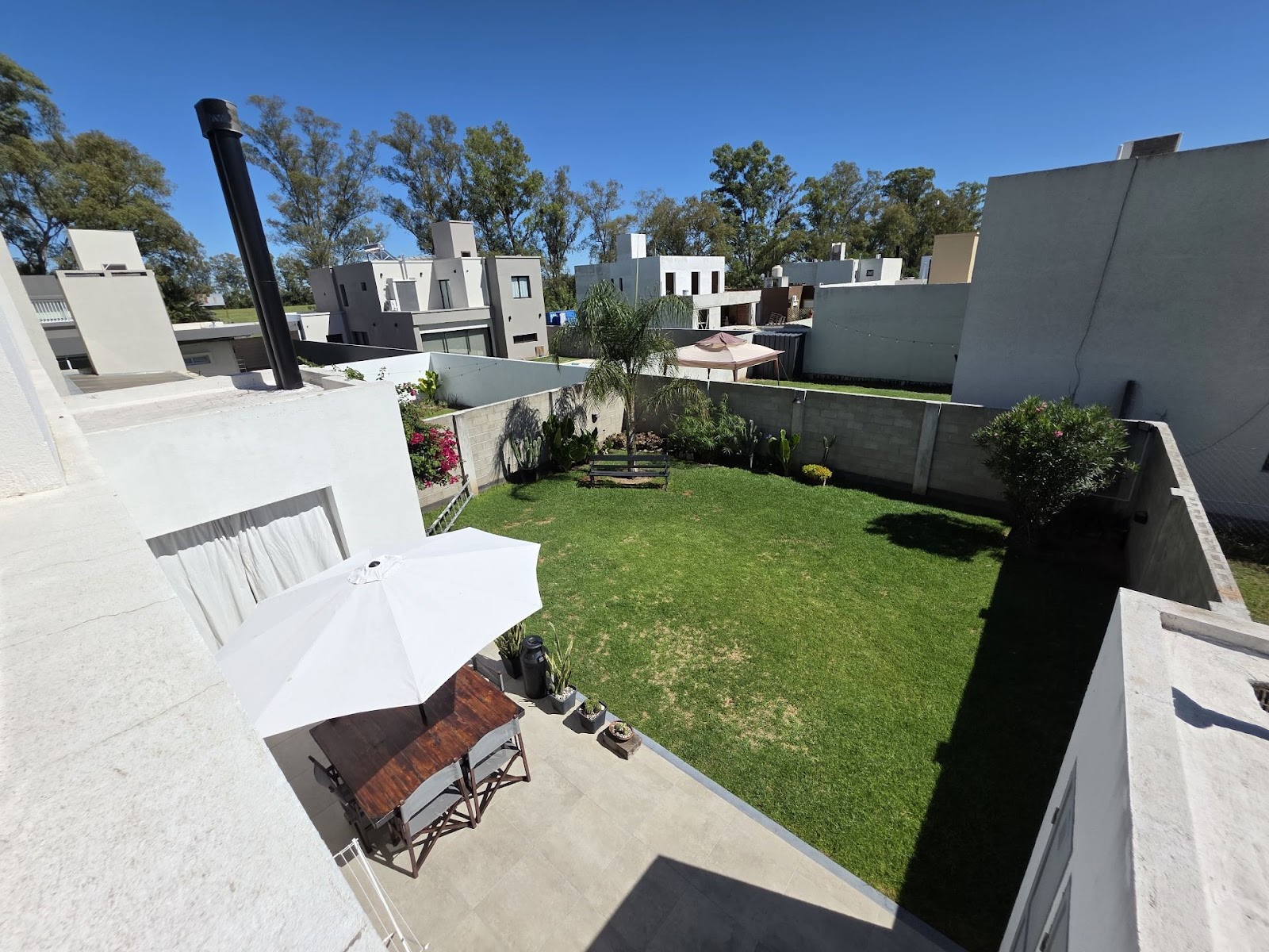 Casa de categoría · 2 dormitorios · 2 baños · playroom · Estar en doble alturacon chimenea · CocinaComedor ingtegrados · Garage doble con asador · Parque. - foto 5