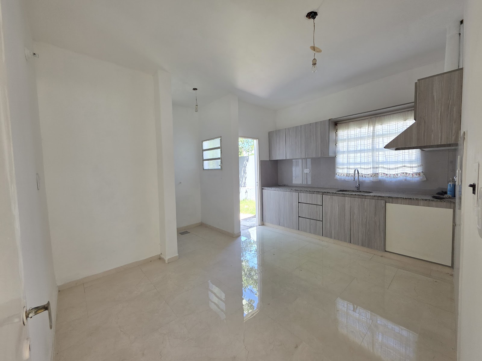 3 habitaciones · 2 baños · Cocina amplia · Estar/Comedor · patio con asador · Cochera - foto 6