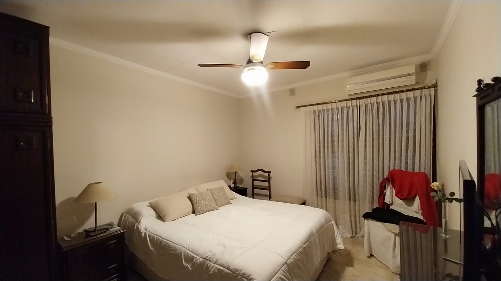 3 dormitorios · 2 baños · Estar · Comedor · Cocina semi integrada · Cochera doble · Oficina · Patio chico seco con asador · 150m2 constuidos. - foto 3