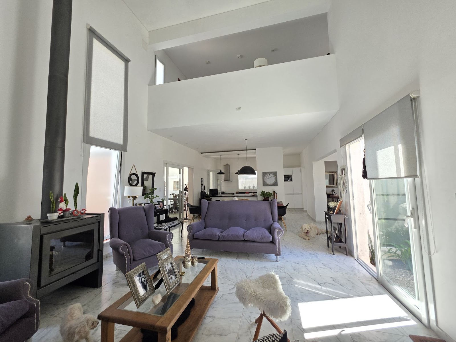 Casa de categoría · 2 dormitorios · 2 baños · playroom · Estar en doble alturacon chimenea · CocinaComedor ingtegrados · Garage doble con asador · Parque. - foto 7