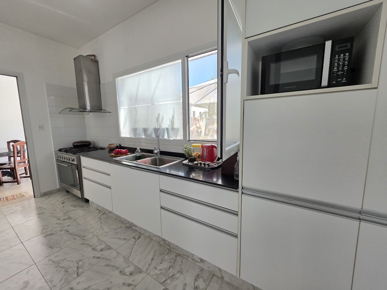 Casa de categoría · 2 dormitorios · 2 baños · playroom · Estar en doble alturacon chimenea · CocinaComedor ingtegrados · Garage doble con asador · Parque. - foto 8