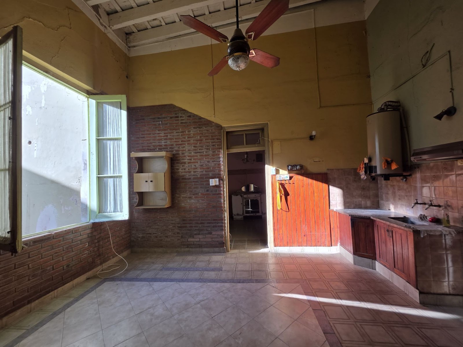 4 habitaciones · cocina · patio central con aljibe · parque · pileta - foto 13