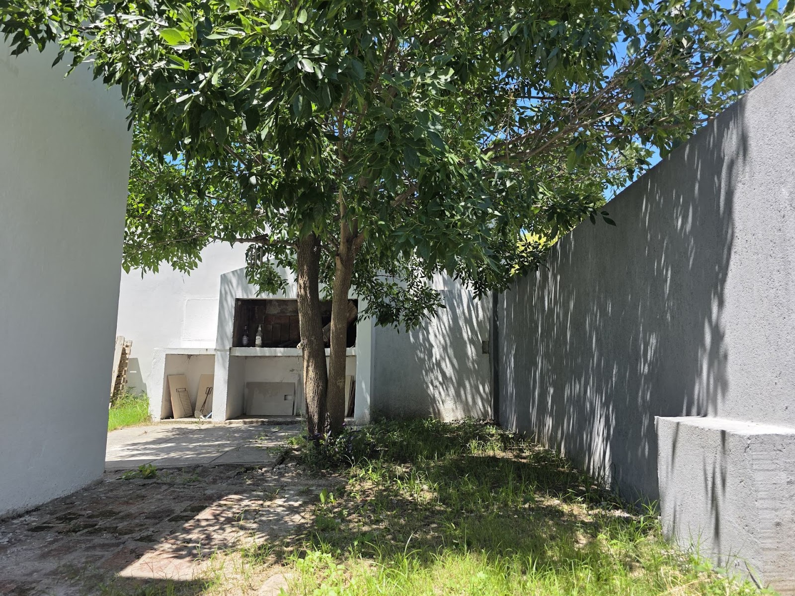 3 habitaciones · 2 baños · Cocina amplia · Estar/Comedor · patio con asador · Cochera - foto 2