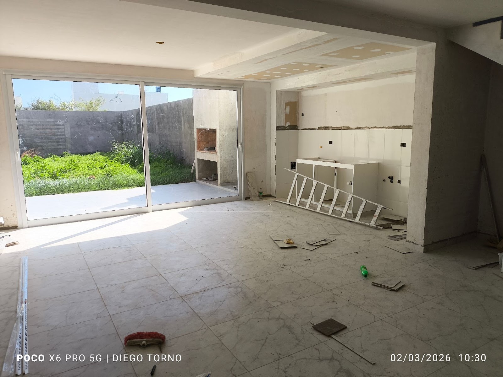 2 dormitorios · 2 baños (principal con ante baño) · cochera doble con portón automático · patio amplio con asador · calefacción central - foto 2