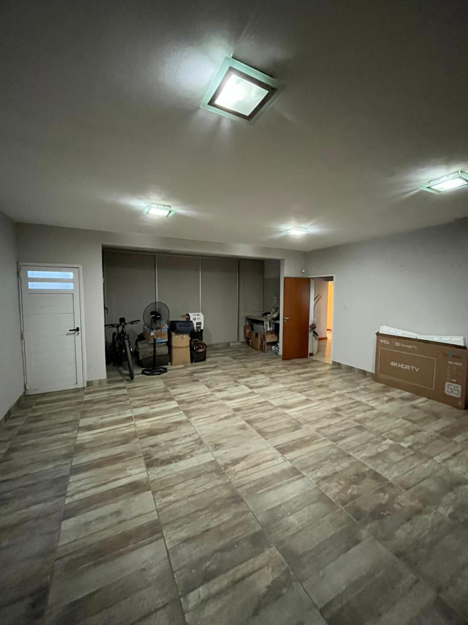 3 dormitorios ( 2 p/baja-suite en p/alta) · 4 baños en total · cocina · living comedor · garaje doble paralelo · quincho · amplio patio con piscina · patio de luz · calefacción por loza radiante · superf. Cubierta 330m2 · lote 12.85 x 45 25 total 581.46m2 · antigüedad 2010/2020 - foto 7
