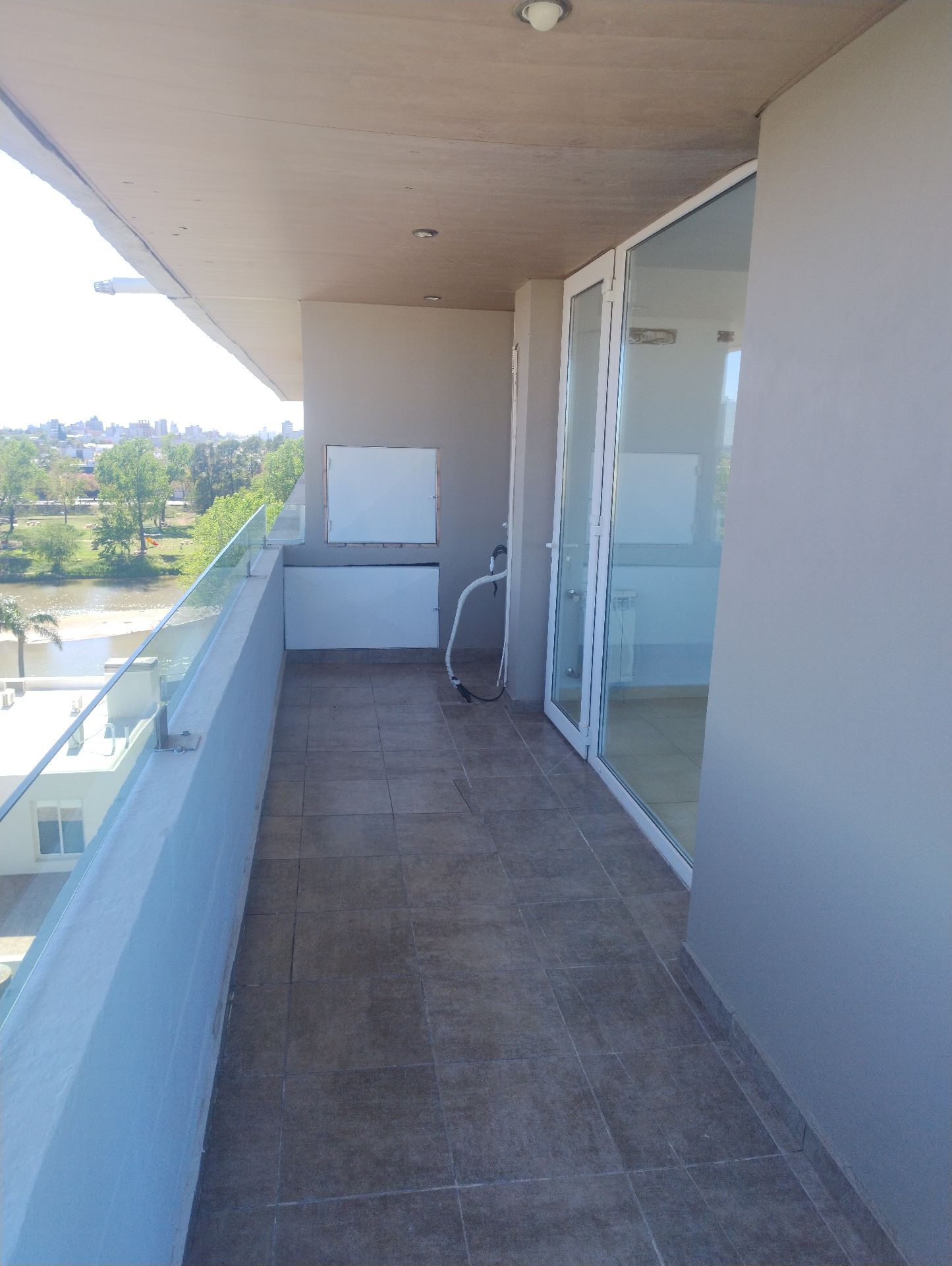 2 dormitorios · ( ambos con Placard) · 2 baños · cocina integrada al estar comedor · amplio balcón · calefacción central · cochera propia · escritura · 5to piso · piscina · sum · gym - foto 5