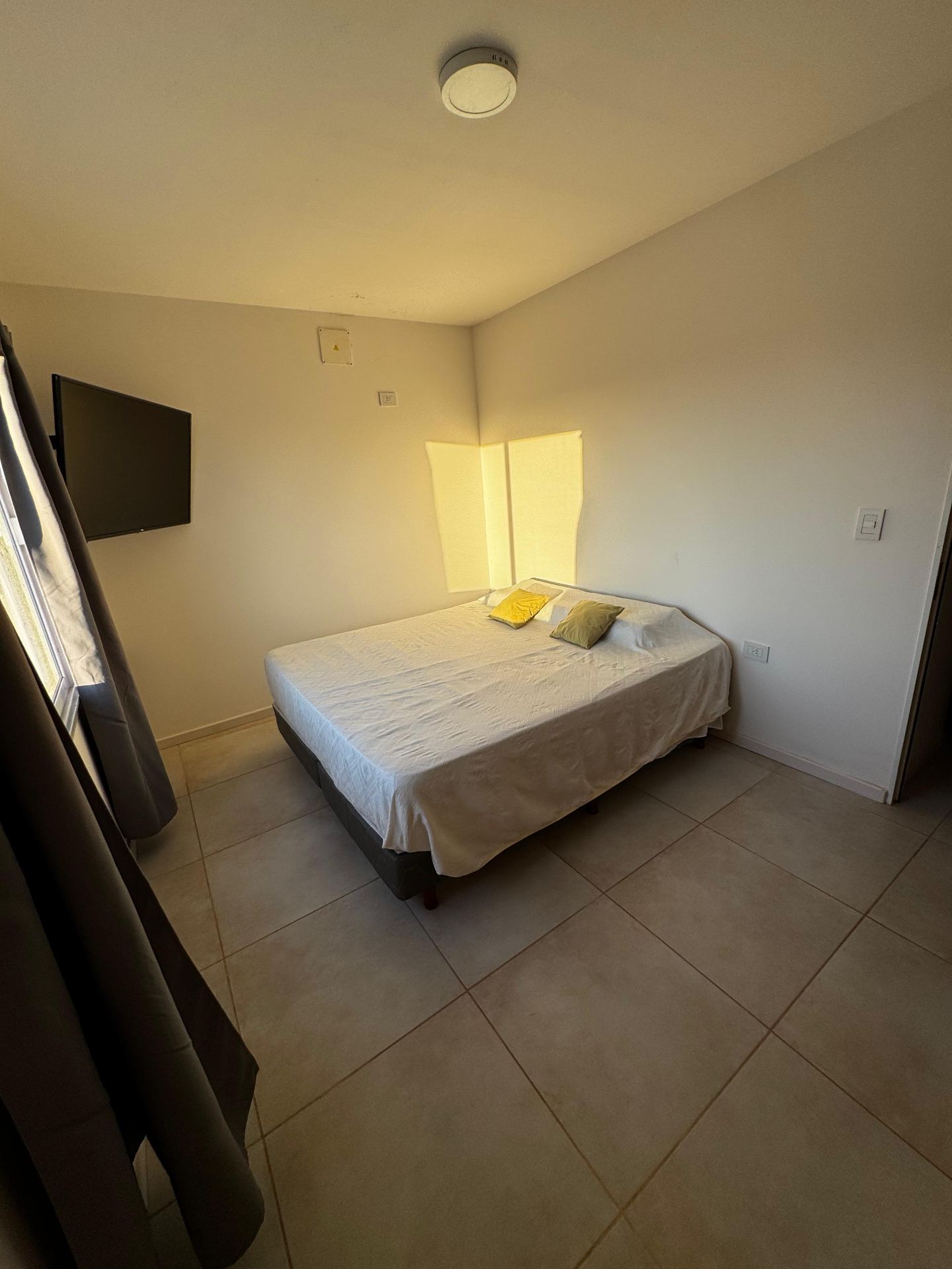 2 dormitorios ( ambos con Placard) · 2 baños (principal con ante baño) · cochera doble con portón automático · patio amplio con asador · escritura en trámite - foto 11