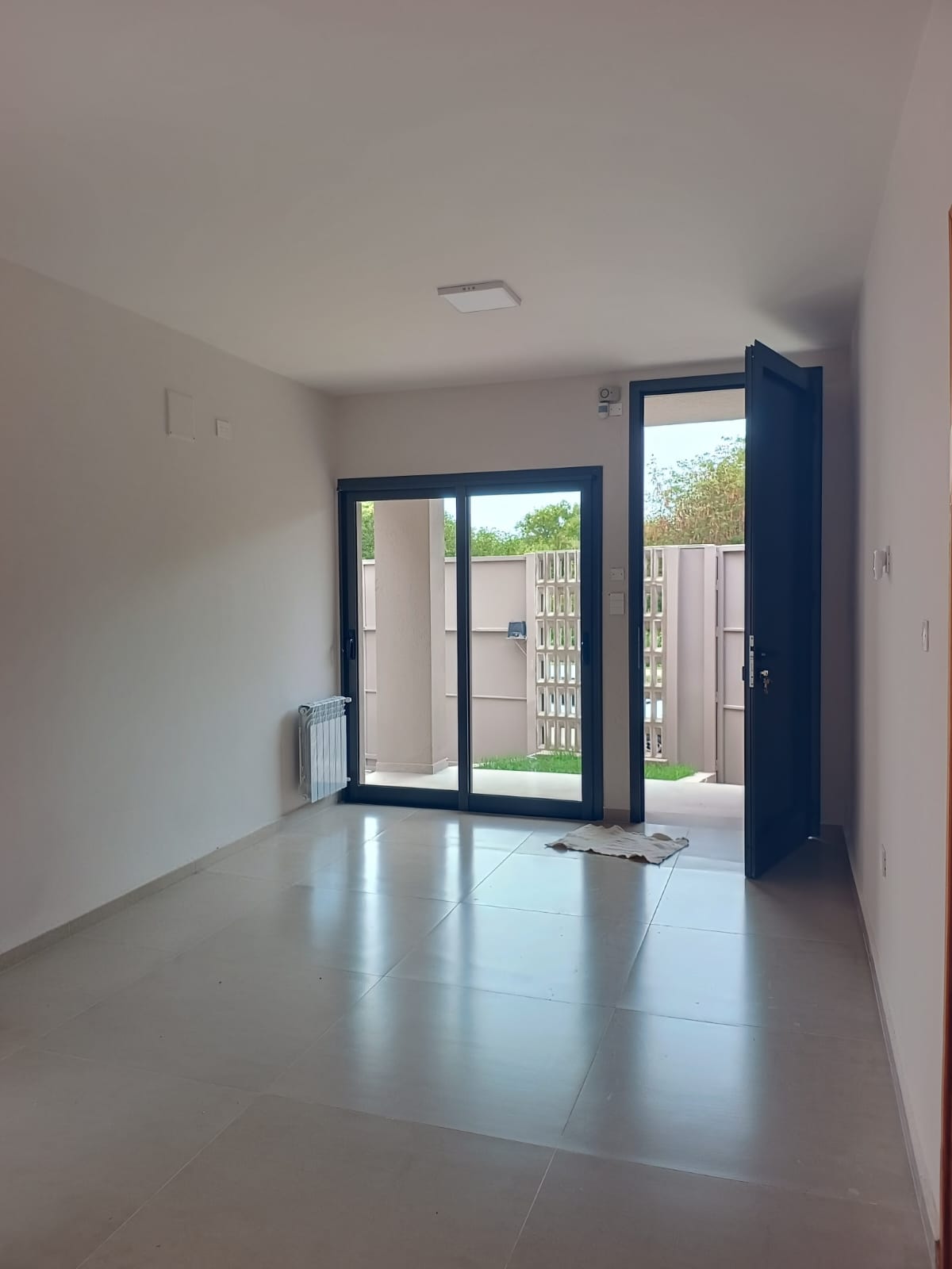 2 dormitorios (ambos con Placard) · cocina integrada al estar comedor · baño · jardín delantero · patio con asador · cochera para 2 autos · calefacción central · lote 250m2 · superficie cubierta 120m2 - foto 3