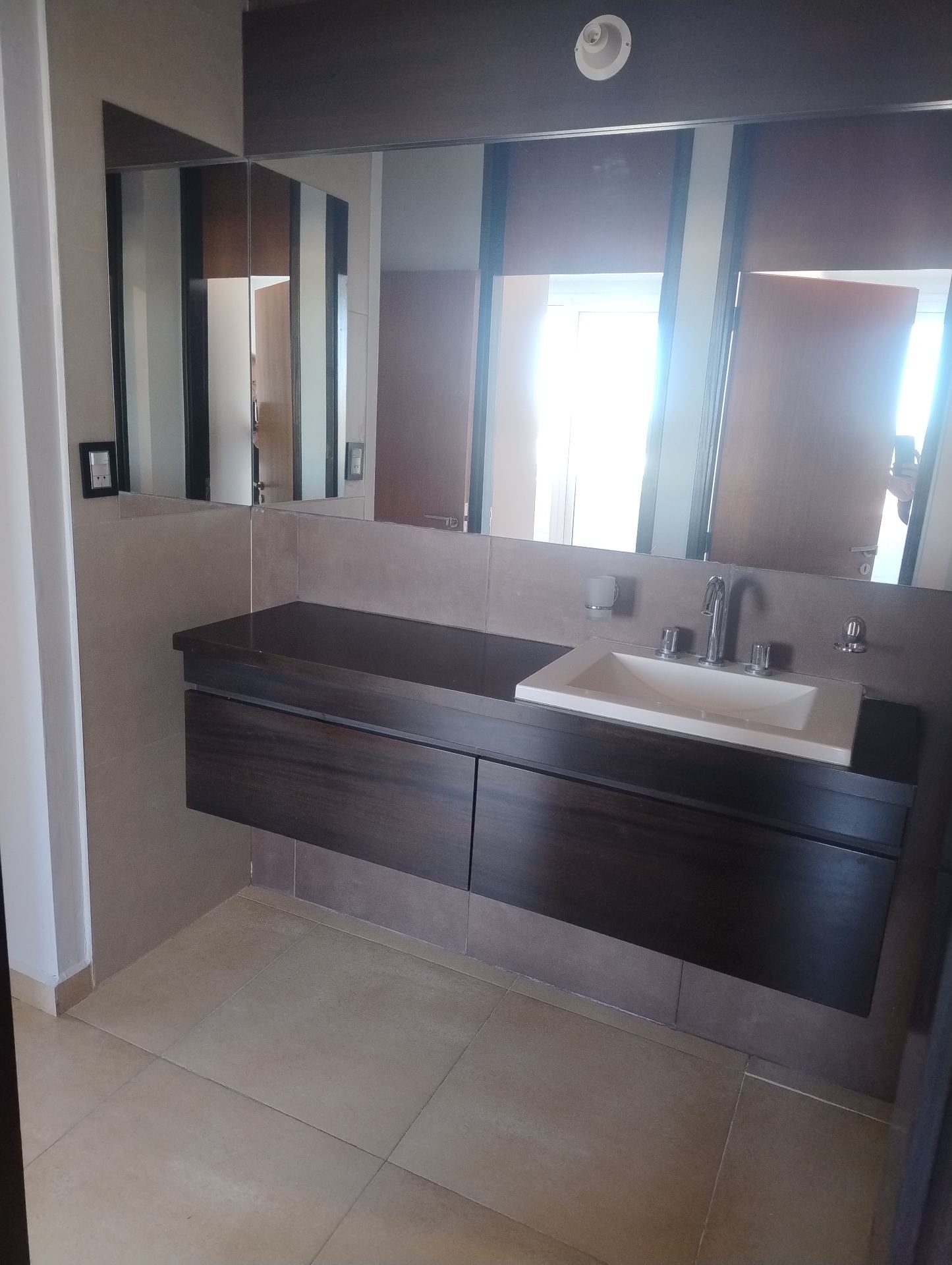 2 dormitorios · ( ambos con Placard) · 2 baños · cocina integrada al estar comedor · amplio balcón · calefacción central · cochera propia · escritura · 5to piso · piscina · sum · gym - foto 4