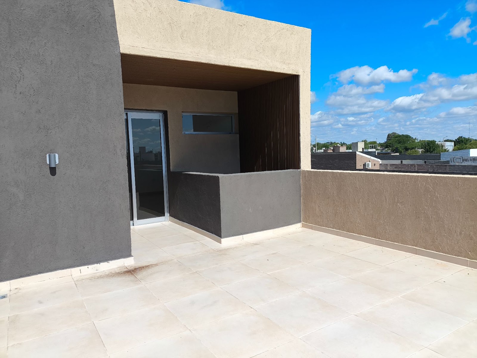 2 dormitorios (1 con vestidory terraza) · cocina integrada al living comedor · 2 baños · patio amplio con asador · cochera doble con portón automático · escritura en trámite - foto 9