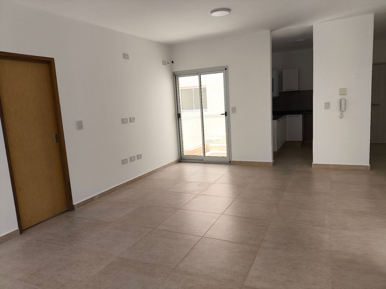 2 dormitorios (ambos con Placard) · cocina · living comedor · 2 balcónes · 1 baño · calefacción central · pisos en porcelanato · 75m2 propios · 2 cocheras · escritura en trámite - foto 3