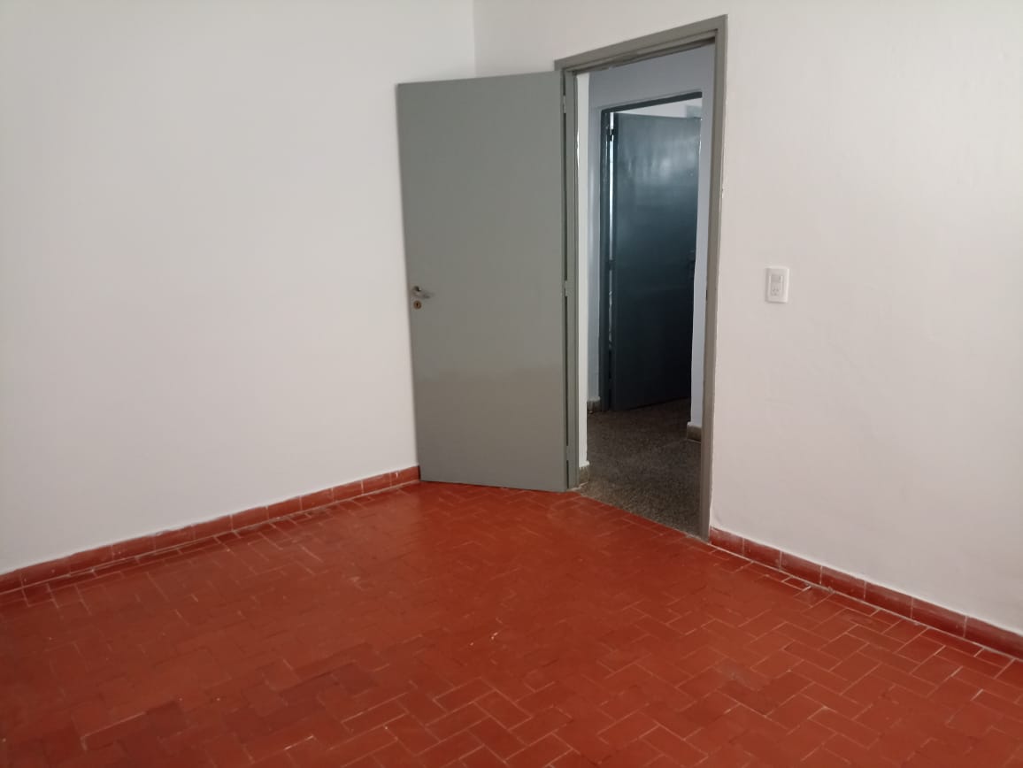 5 dptos · 2 dormitorios c/u · 3 cocheras · espacio para guardado de motos y bicicletas · parrillero - foto 3