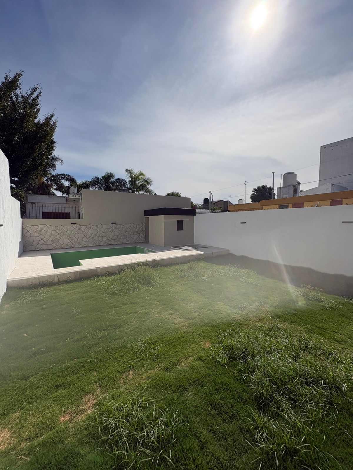 2 dormitorios (1 c/vestidor) · 2 baños · cocina integrada · estar comedor · lavadero despensa · galería con asador · patio con piscina y depósito · cochera doble con portón automático · calefacción central · lote 255m2 · superf. Cubierta 198m2 - foto 6