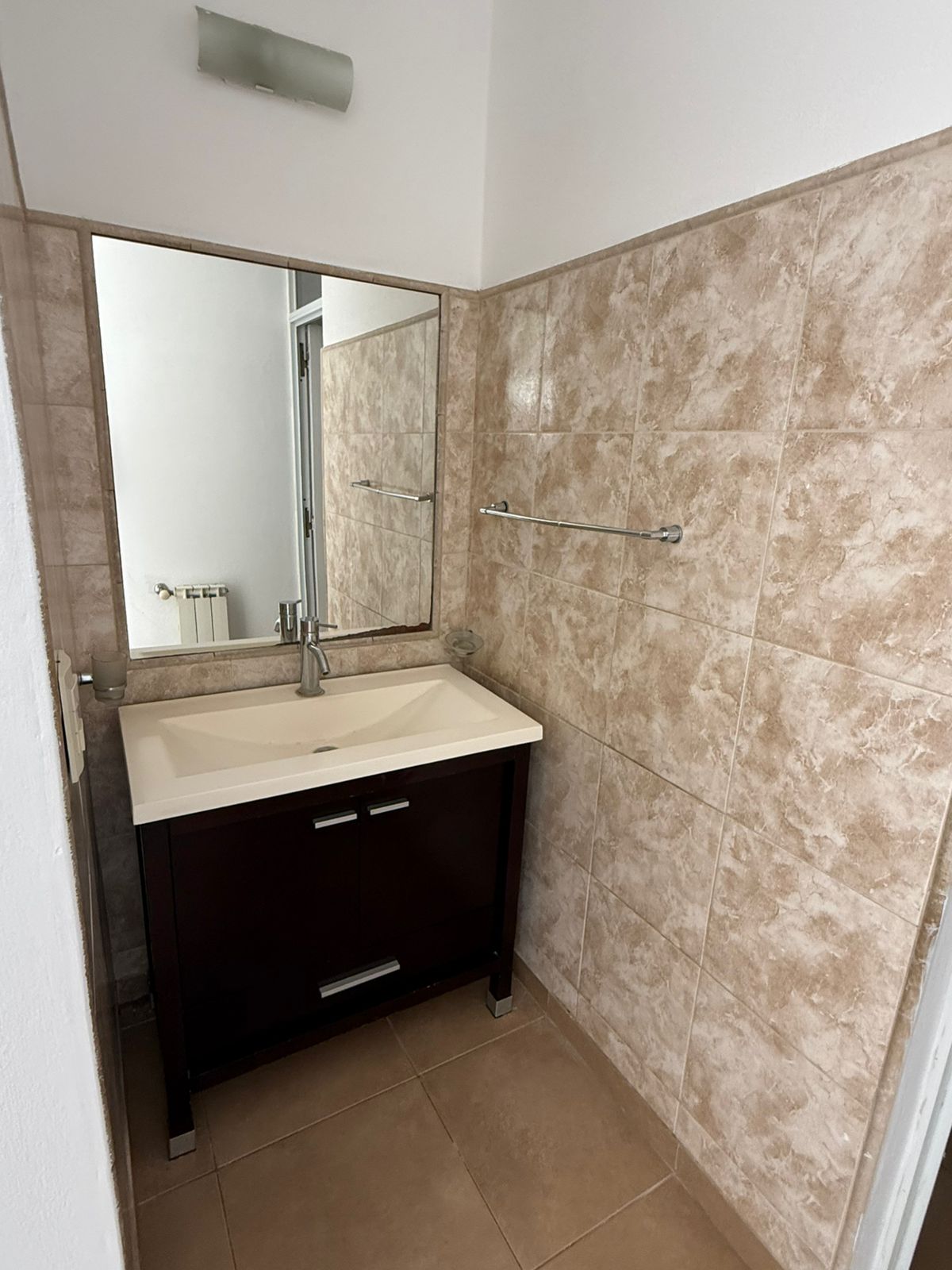 2 dormitorios ( ambos con Placard) · baño y ante baño · cocina · living comedor · lavadero · cochera doble en paralelo co portón automático · amplio patio con piscina · calefacción central por radiadores · superficie cubierta 127m2 · superficie lote 398m2 · antigüedad 2012 - foto 13