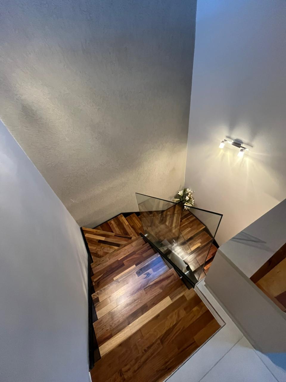 3 dormitorios ( 2 p/baja-suite en p/alta) · 4 baños en total · cocina · living comedor · garaje doble paralelo · quincho · amplio patio con piscina · patio de luz · calefacción por loza radiante · superf. Cubierta 330m2 · lote 12.85 x 45 25 total 581.46m2 · antigüedad 2010/2020 - foto 13