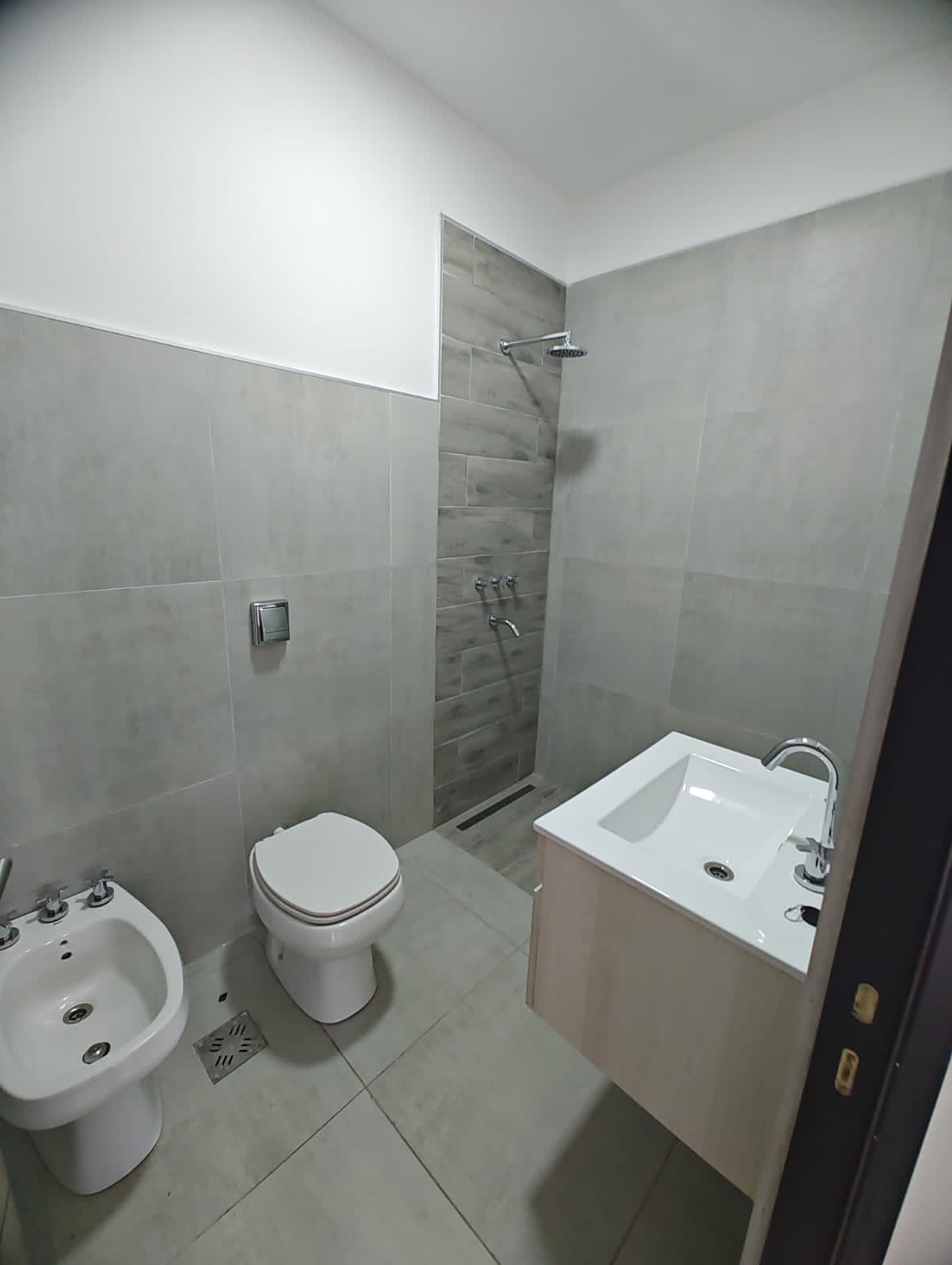 2 dormitorios (1 con vestidor/1 con Placard) · 2 baños · cocina integrada al estar comedor · galería con asador · patio · cochera doble · calefacción central · escritura - foto 6