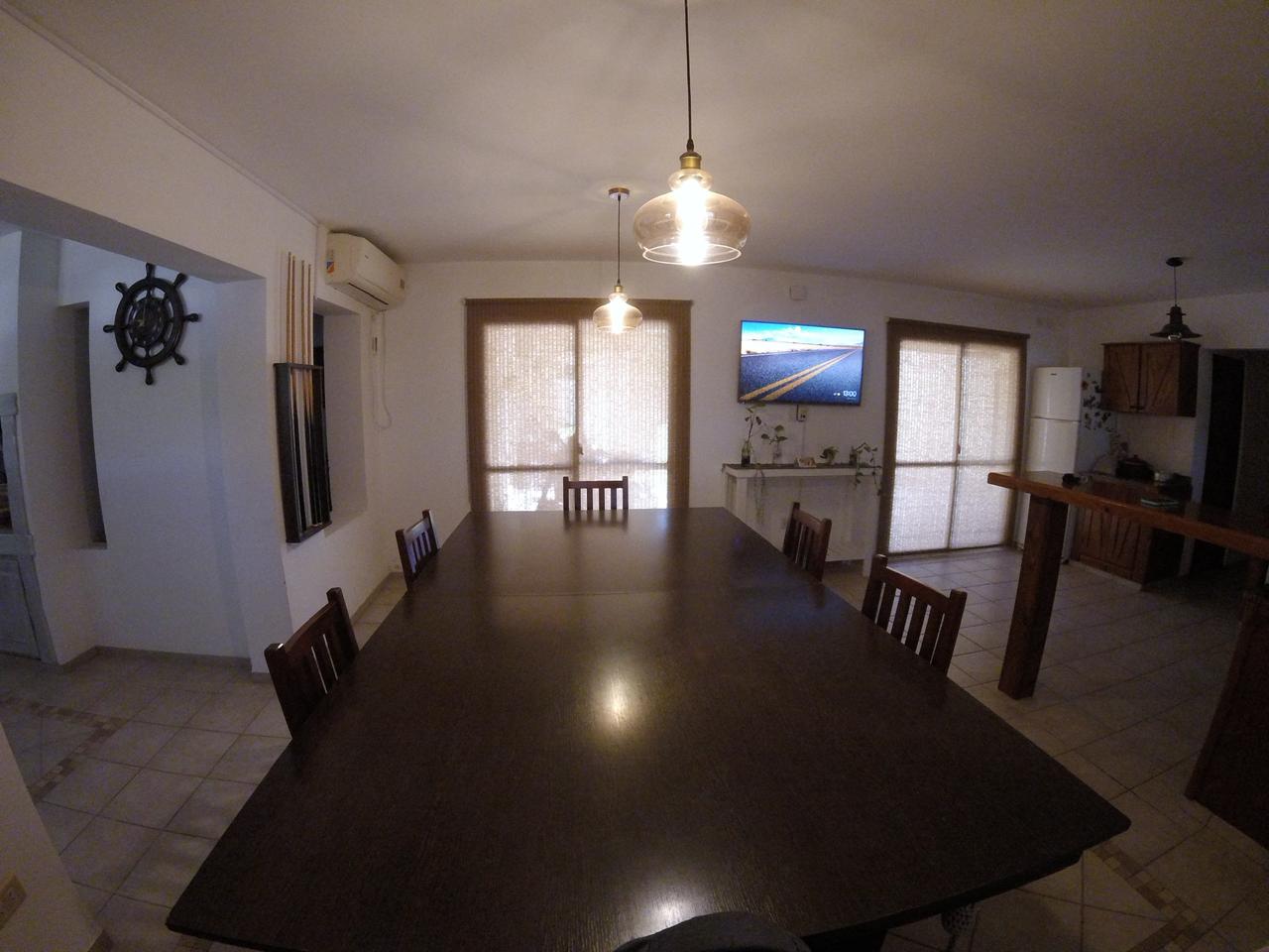 2 habitaciones (1 con vestidor) · escritorio ( posible 3er habitación)3 baños · cocina · comedor living · recibidor · garaje doble quincho · patio grande con piscina - foto 3