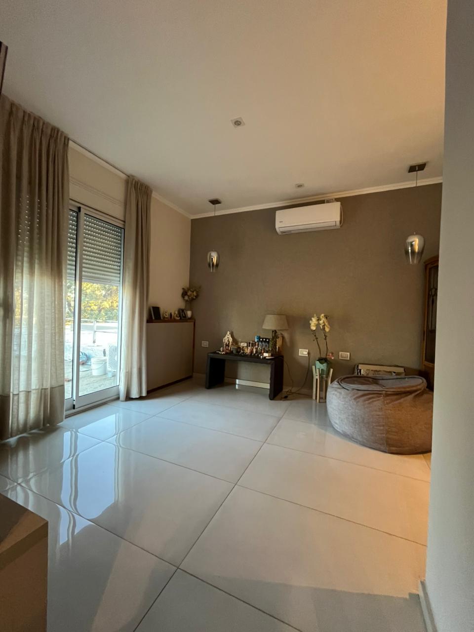 3 dormitorios ( 2 p/baja-suite en p/alta) · 4 baños en total · cocina · living comedor · garaje doble paralelo · quincho · amplio patio con piscina · patio de luz · calefacción por loza radiante · superf. Cubierta 330m2 · lote 12.85 x 45 25 total 581.46m2 · antigüedad 2010/2020 - foto 5
