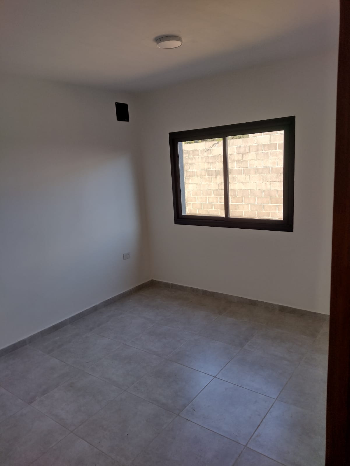 2 dormitorios ( ambos con Placard) · 1 baño · cocina · living comedor · garaje pasante · escritura - foto 7
