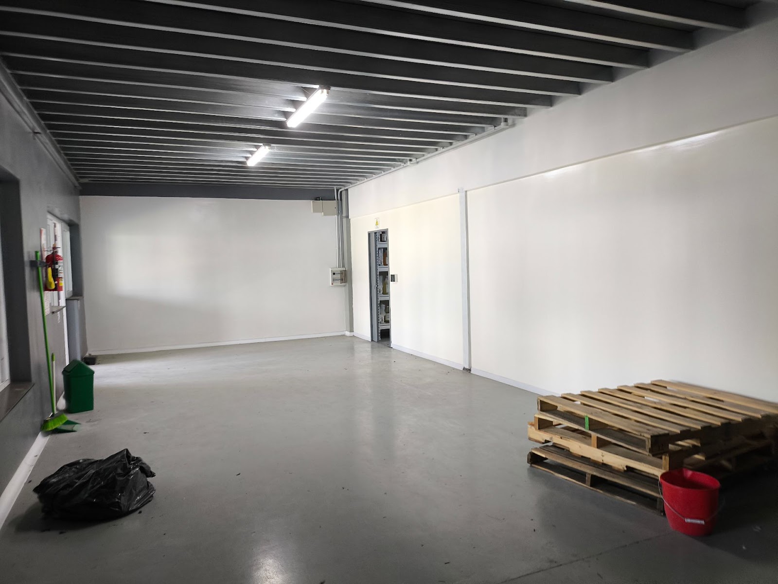 Galpón 1400m2 · terreno 1740m2 · recepción · 2 oficinas · kichenet · baño · cambiador y baño p/personal · área fraccionamiento · área esparcimiento · porton principal y lateral · piso hormigón 15cm alto transito · aislación térmica etc. - foto 4