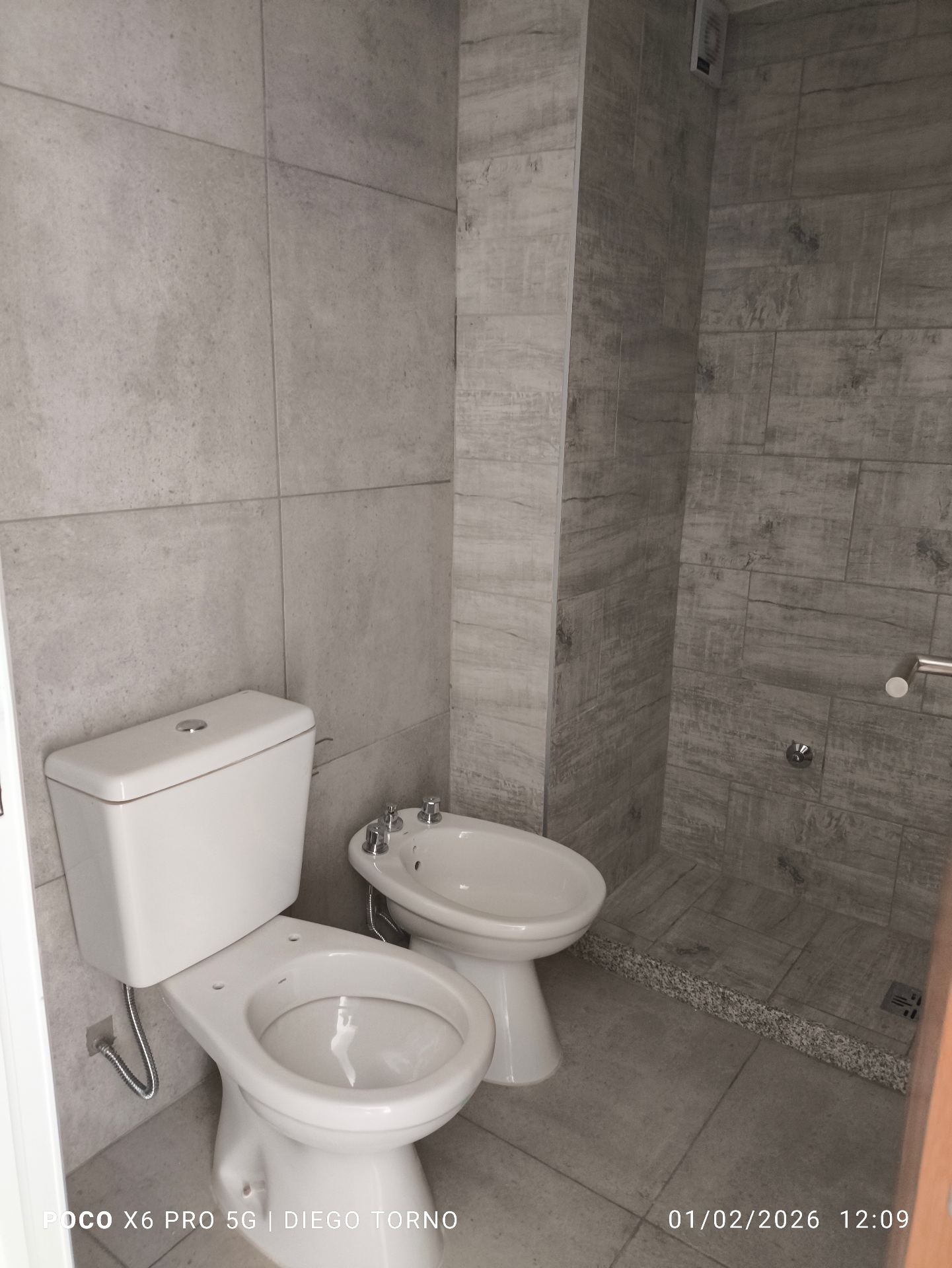 1 dormitorio (fte. Placard) 2do piso · ctra. Frente · cocina semi integrada al estar comedor · baño y ante baño · escritura en trámite · desocupado - foto 7