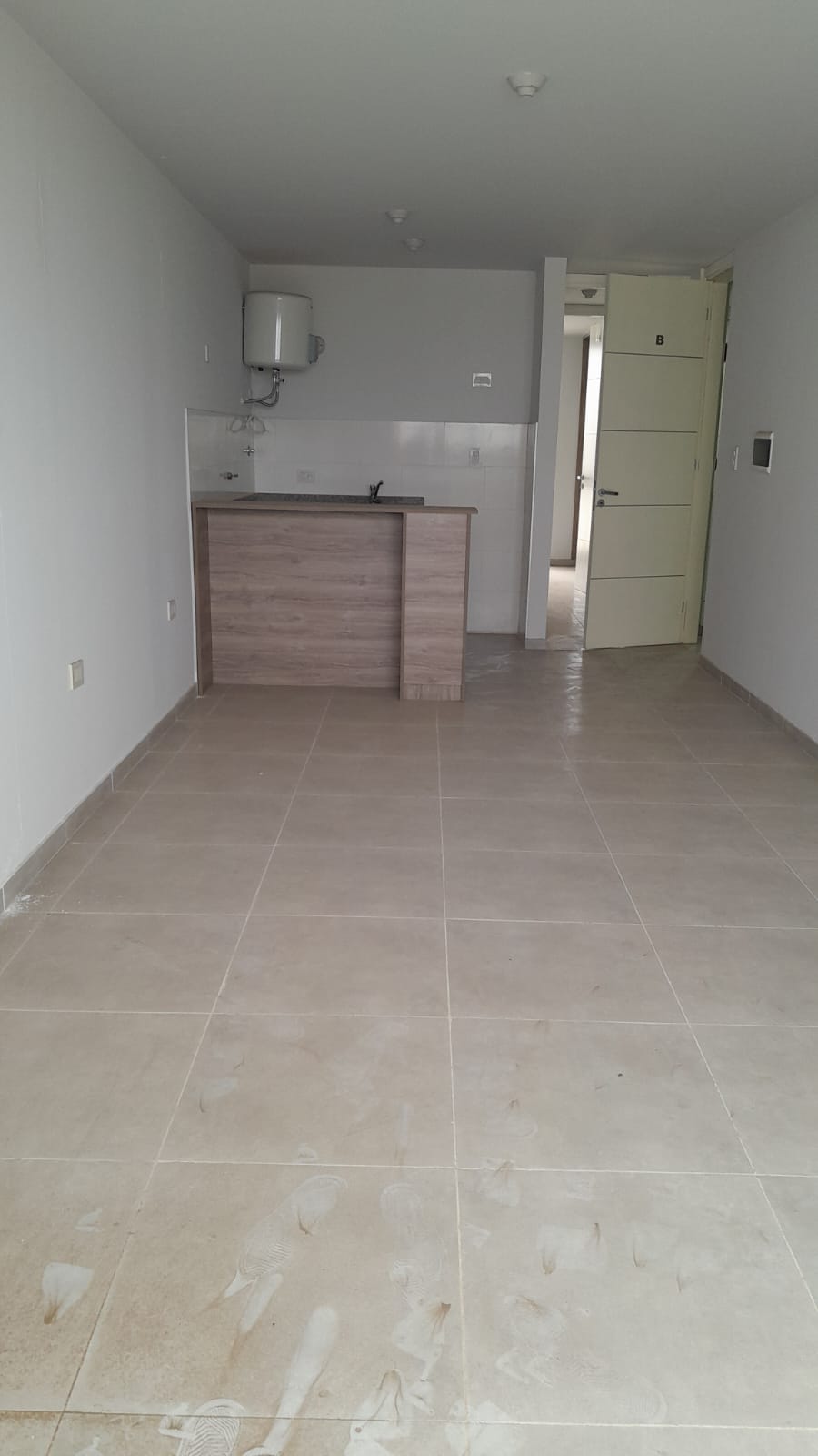 1 dormitorio (con Placard) · baño · cocina integrada al estar comedor · balcón · 5to piso vista al frente · cochera · escritura - foto 3