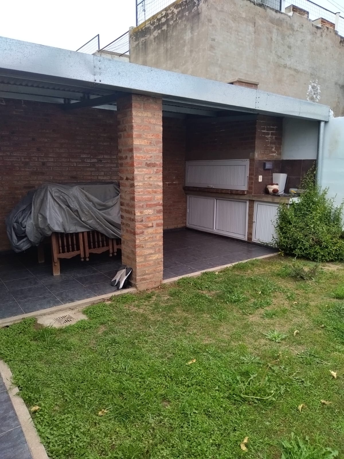 2 dormitorios · cocina · living comedor · 1 baño · garaje · galería con asador · patio mediano · Superf. Cubierta 120m2 aprox lote 220m2 · apta crédito - foto 3