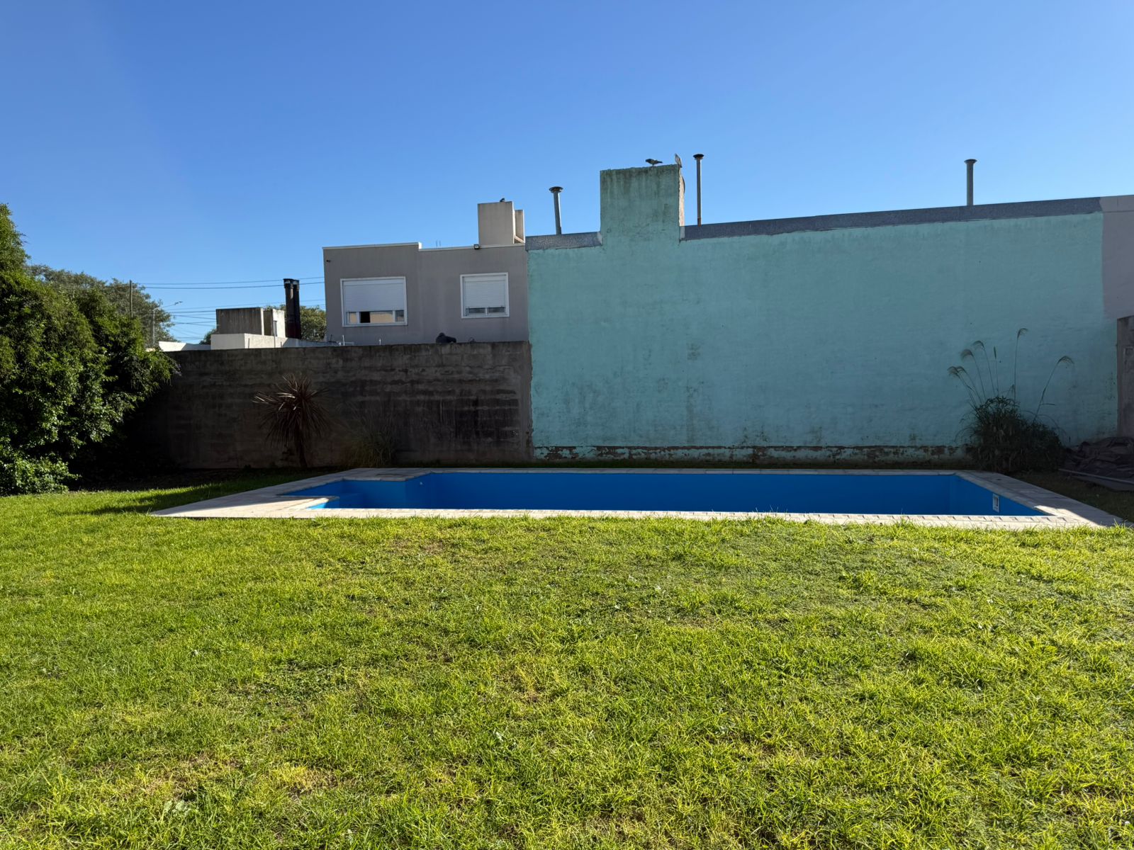 2 dormitorios ( ambos con Placard) · baño y ante baño · cocina · living comedor · lavadero · cochera doble en paralelo co portón automático · amplio patio con piscina · calefacción central por radiadores · superficie cubierta 127m2 · superficie lote 398m2 · antigüedad 2012 - foto 5