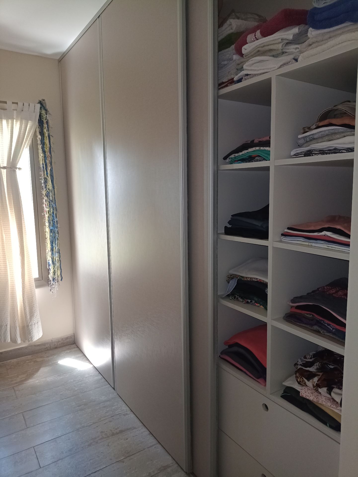 3 dormitorios ( suite en p/baja) · 3 baños · cocina · despensa lavadero · living comedor · living p/alta · galería con asador y amplio patio · garaje para 2 vehículos · lote de 1.000m2 · superficie cubierta 400m2 - foto 11