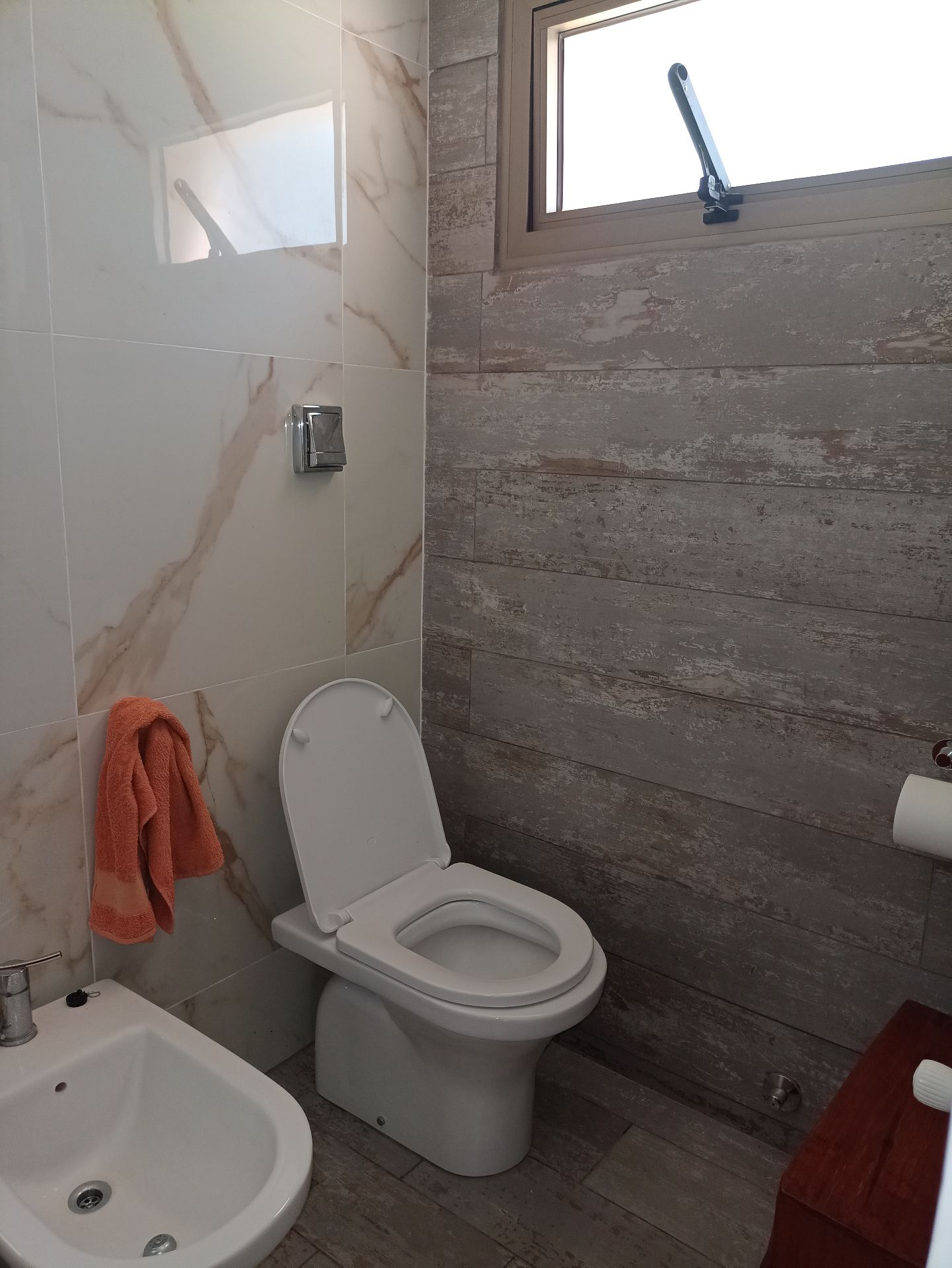3 dormitorios ( suite en p/baja) · 3 baños · cocina · despensa lavadero · living comedor · living p/alta · galería con asador y amplio patio · garaje para 2 vehículos · lote de 1.000m2 · superficie cubierta 400m2 - foto 13