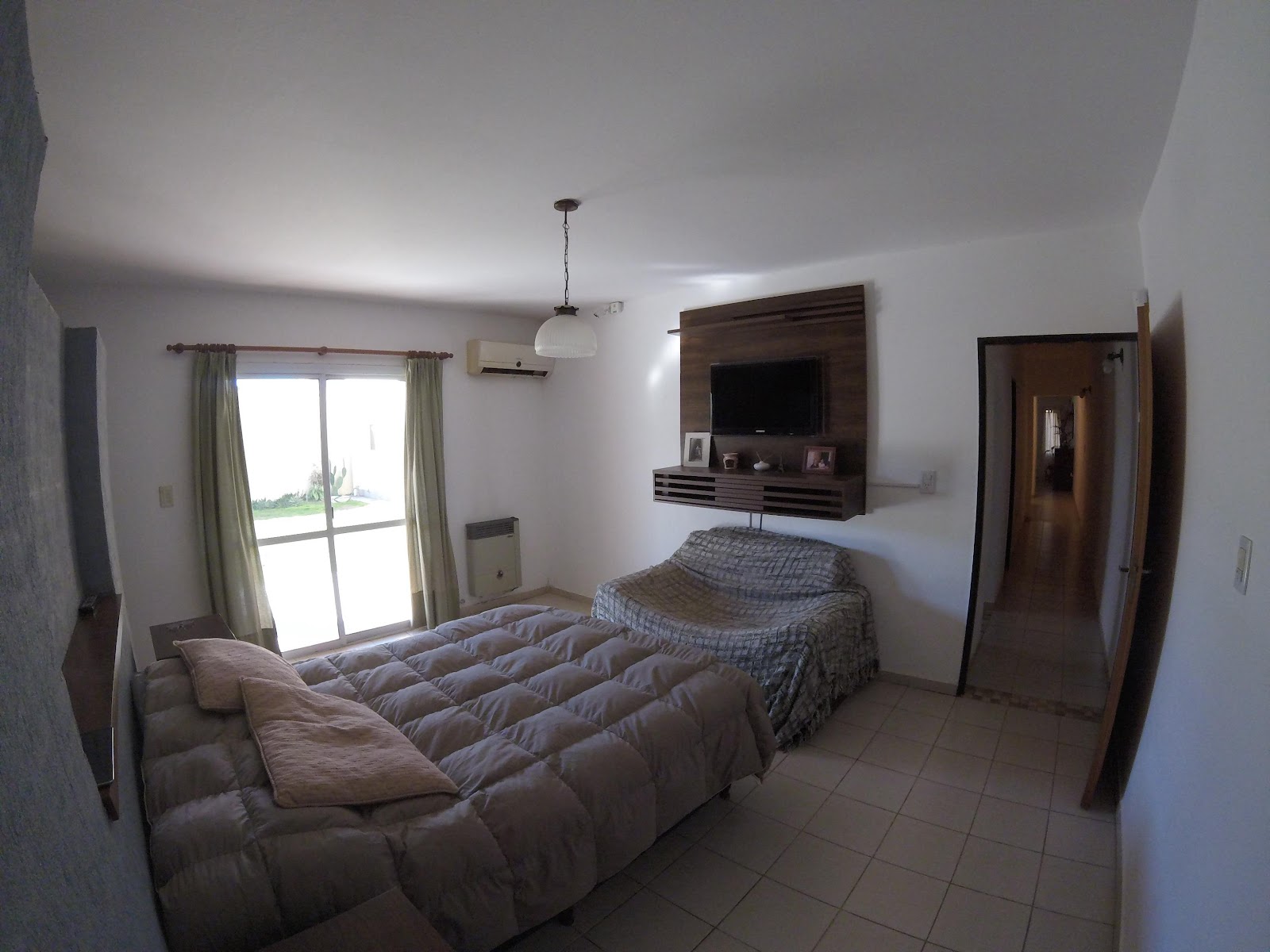 2 habitaciones (1 con vestidor) · escritorio ( posible 3er habitación)3 baños · cocina · comedor living · recibidor · garaje doble quincho · patio grande con piscina - foto 7