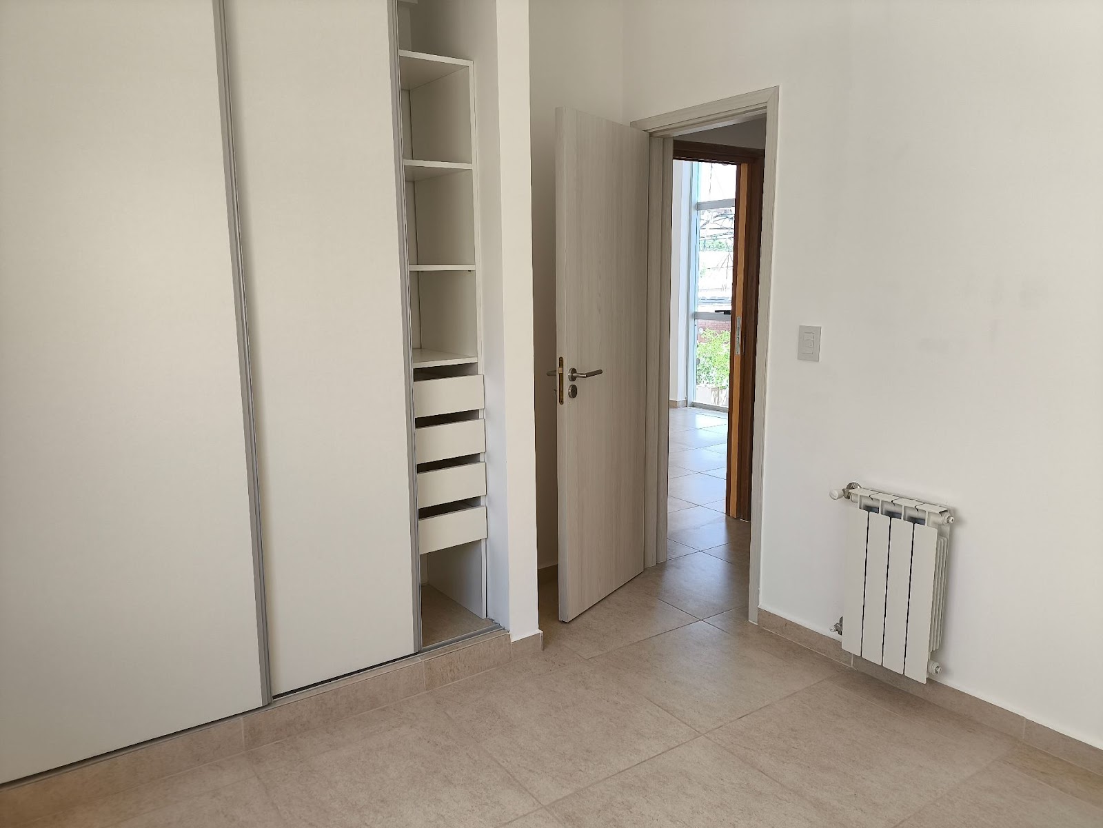 2 dormitorios (ambos con Placard) · cocina · living comedor · 2 balcónes · 1 baño · calefacción central · pisos en porcelanato · 75m2 propios · 2 cocheras · escritura en trámite - foto 10