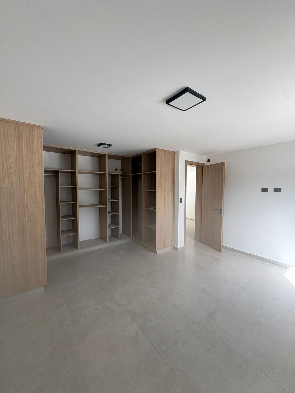 2 dormitorios (1 c/vestidor) · 2 baños · cocina integrada · estar comedor · lavadero despensa · galería con asador · patio con piscina y depósito · cochera doble con portón automático · calefacción central · lote 255m2 · superf. Cubierta 198m2 - foto 3