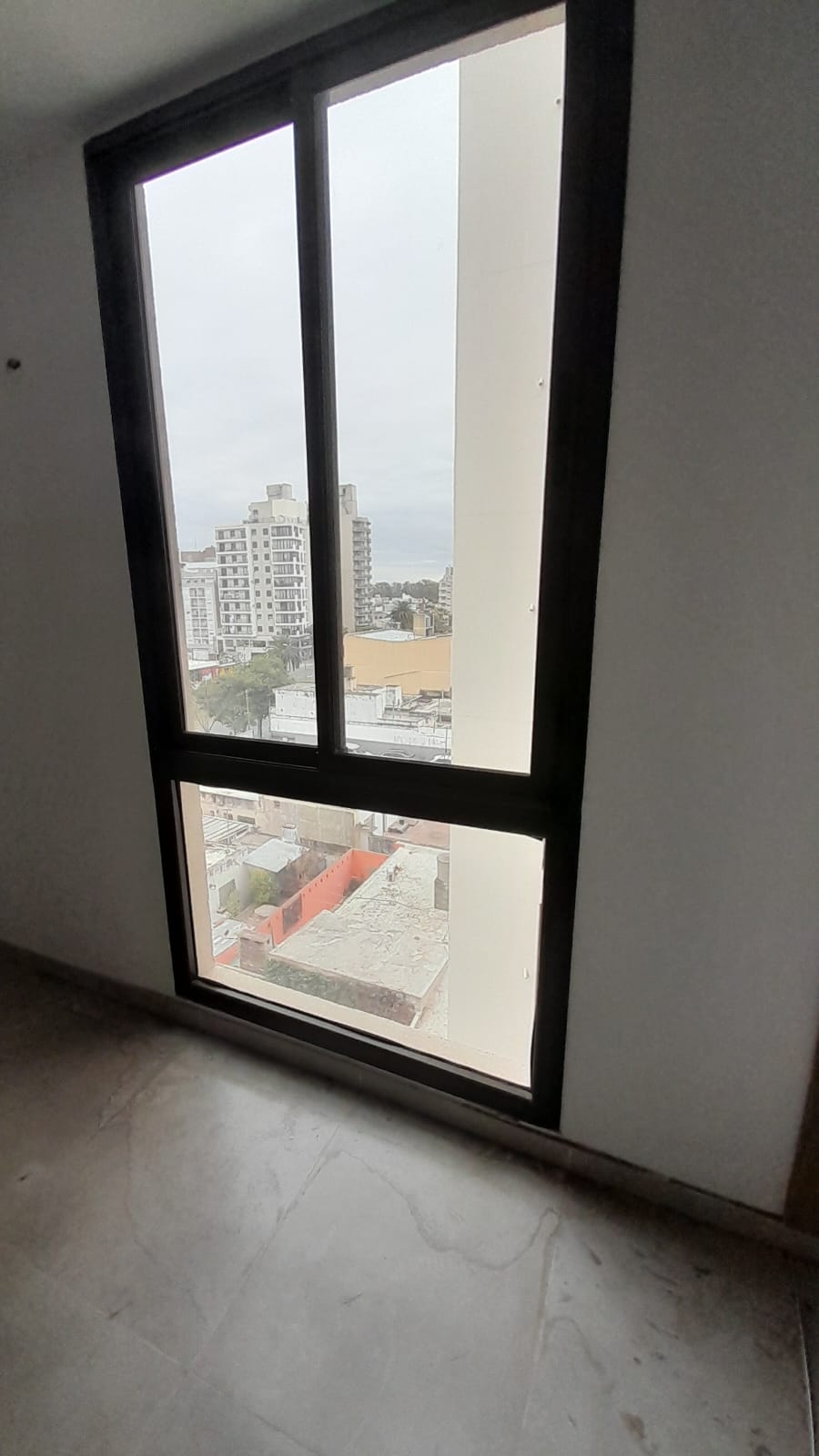 1 dormitorio (con Placard) · baño · cocina integrada al estar comedor · balcón · 5to piso vista al frente · cochera · escritura - foto 6