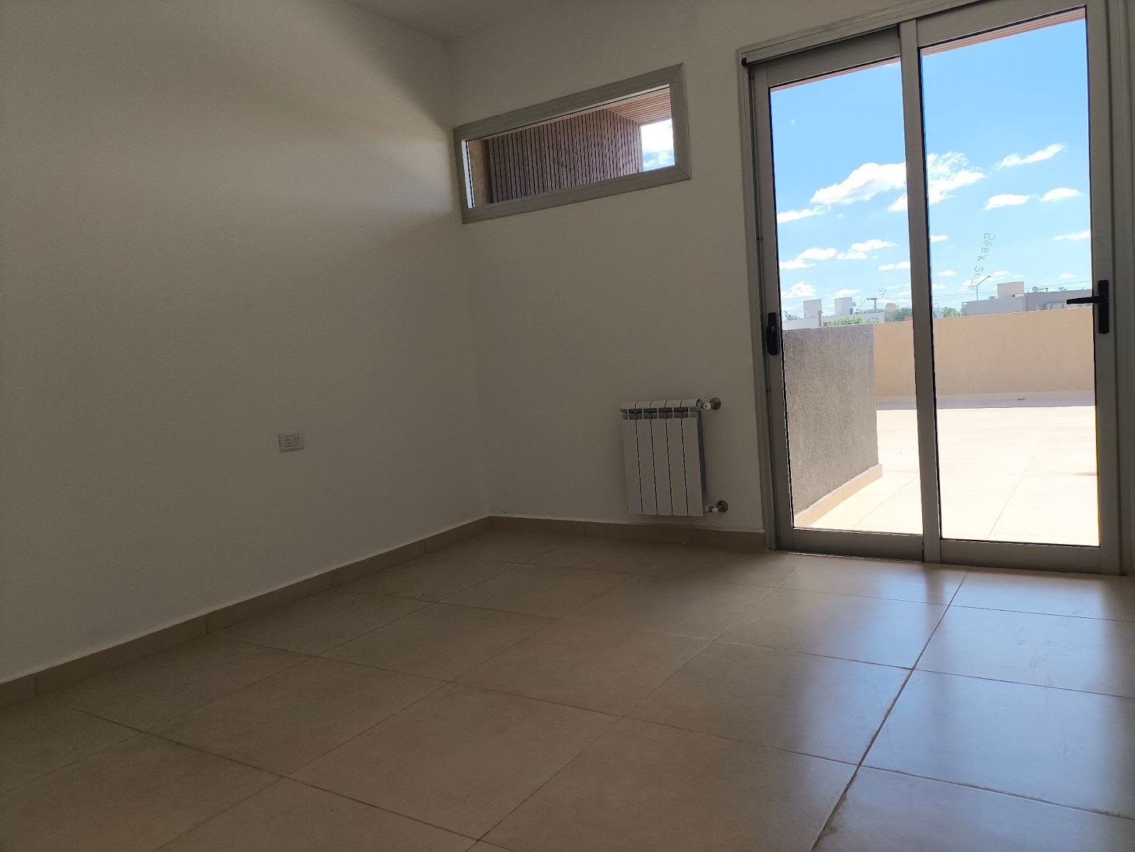2 dormitorios (1 con vestidory terraza) · cocina integrada al living comedor · 2 baños · patio amplio con asador · cochera doble con portón automático · escritura en trámite - foto 12