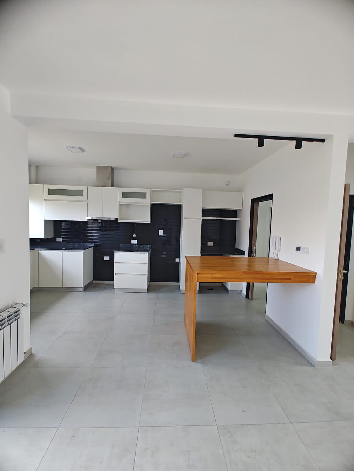 2 dormitorios (1 con vestidor/1 con Placard) · 2 baños · cocina integrada al estar comedor · galería con asador · patio · cochera doble · calefacción central · escritura - foto 4
