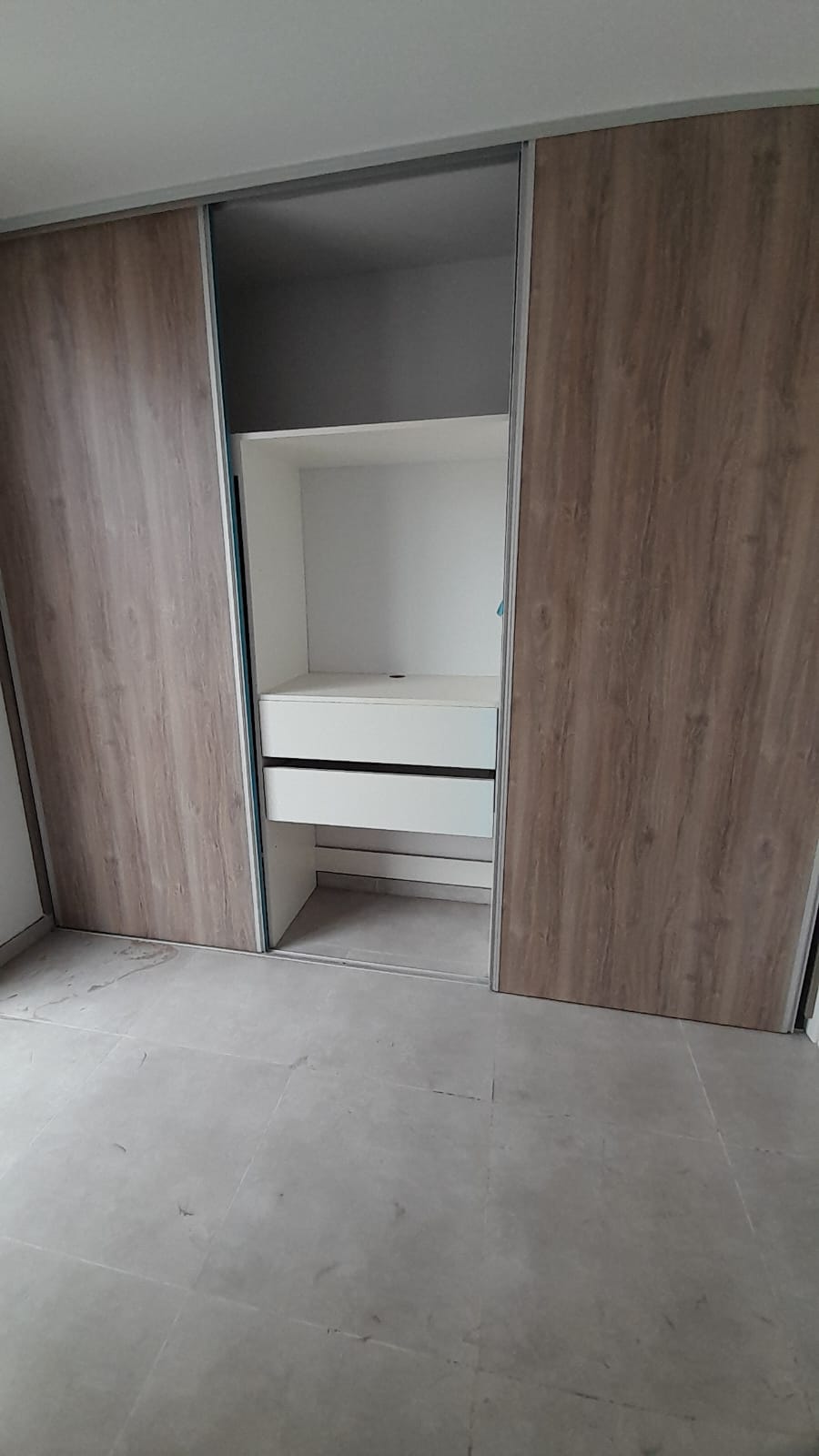 1 dormitorio (con Placard) · baño · cocina integrada al estar comedor · balcón · 5to piso vista al frente · cochera · escritura - foto 8