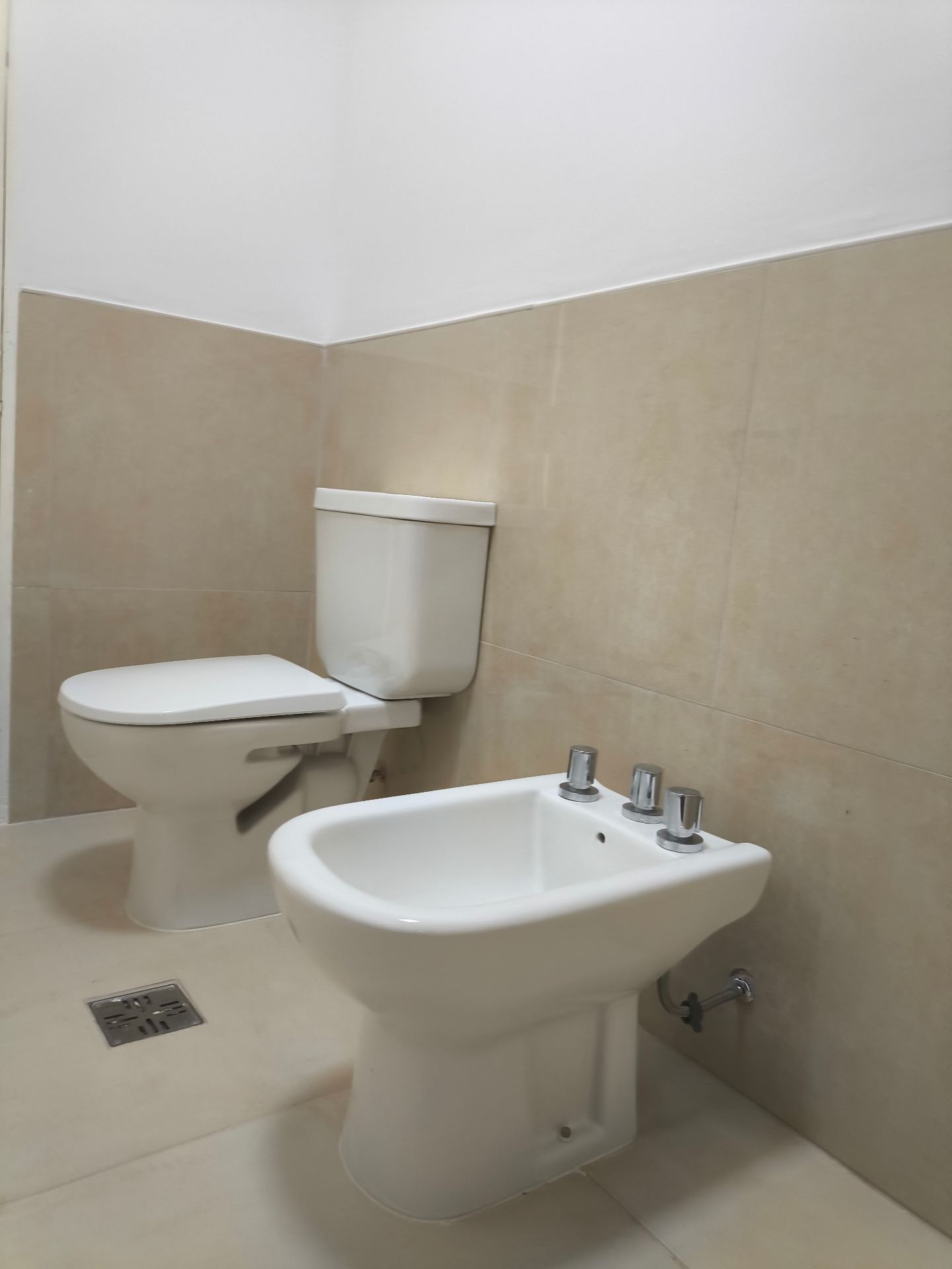 2 dormitorios (1 con vestidory terraza) · cocina integrada al living comedor · 2 baños · patio amplio con asador · cochera doble con portón automático · escritura en trámite - foto 7