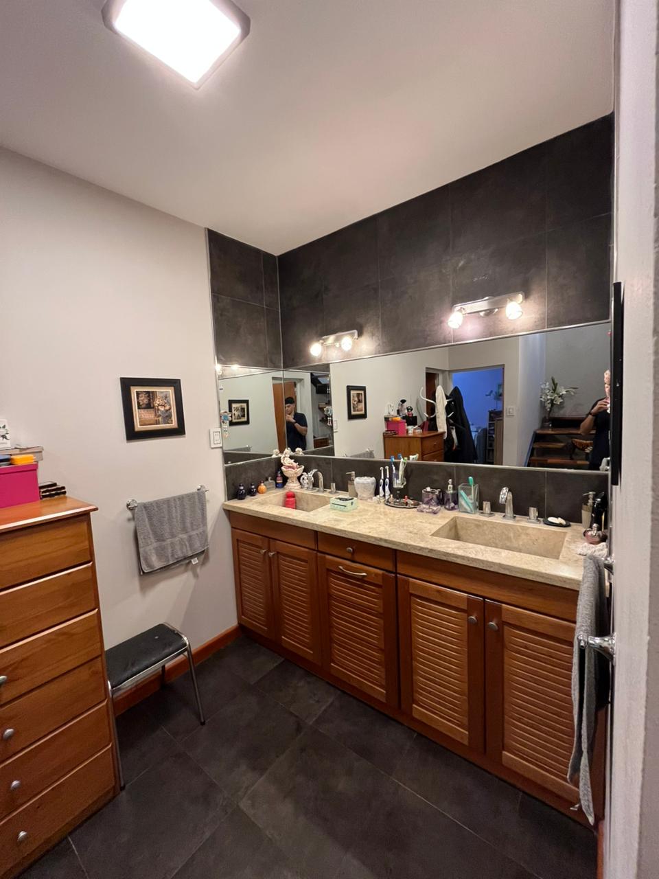 3 dormitorios ( 2 p/baja-suite en p/alta) · 4 baños en total · cocina · living comedor · garaje doble paralelo · quincho · amplio patio con piscina · patio de luz · calefacción por loza radiante · superf. Cubierta 330m2 · lote 12.85 x 45 25 total 581.46m2 · antigüedad 2010/2020 - foto 11