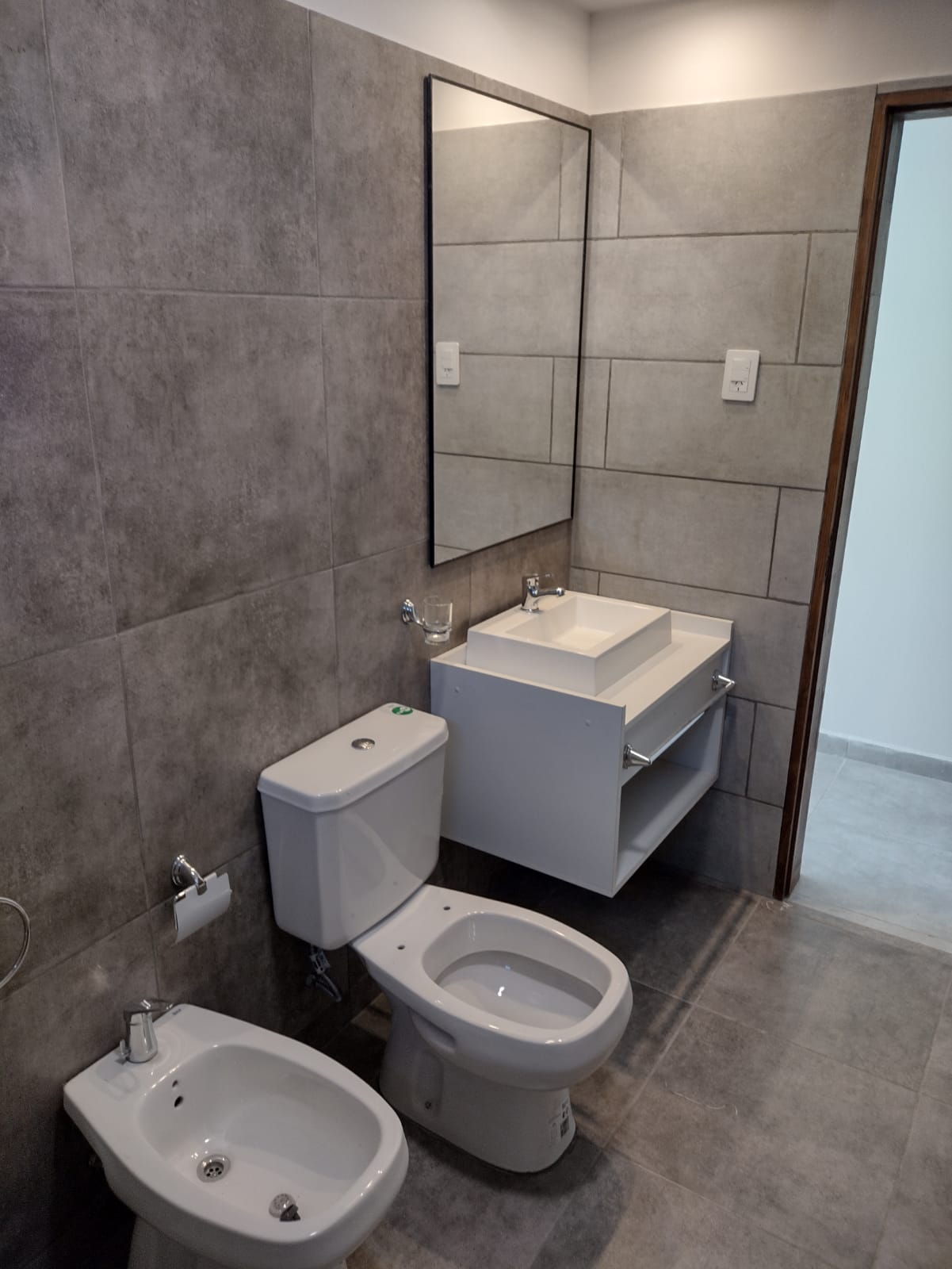 2 dormitorios ( ambos con Placard) · 1 baño · cocina · living comedor · garaje pasante · escritura - foto 6