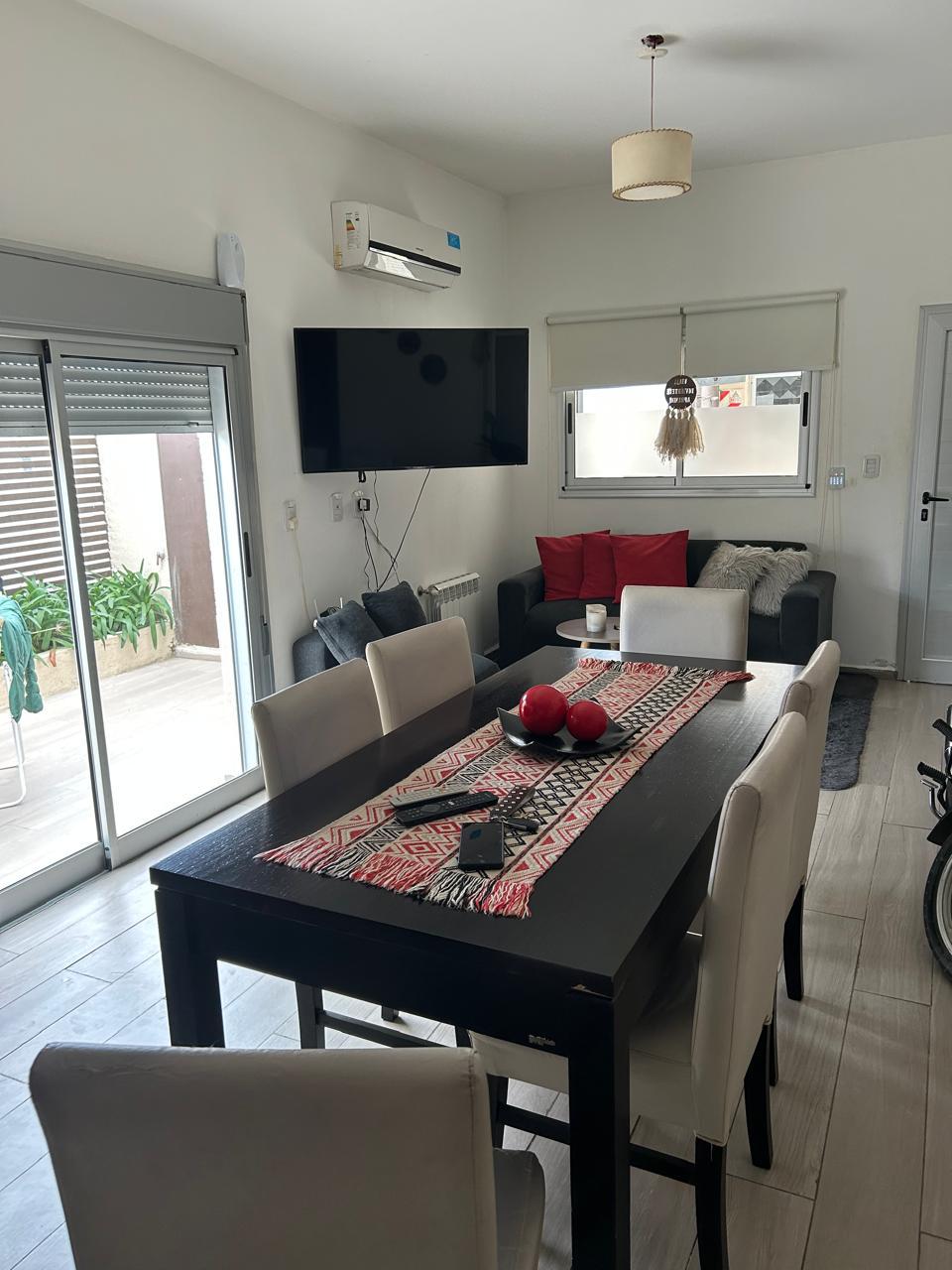 3 dormitorios · 2 baños · cocina comedor · patio · cochera · calefacción central · superficie cubierta 125m2 · escritura en trámite - foto 3