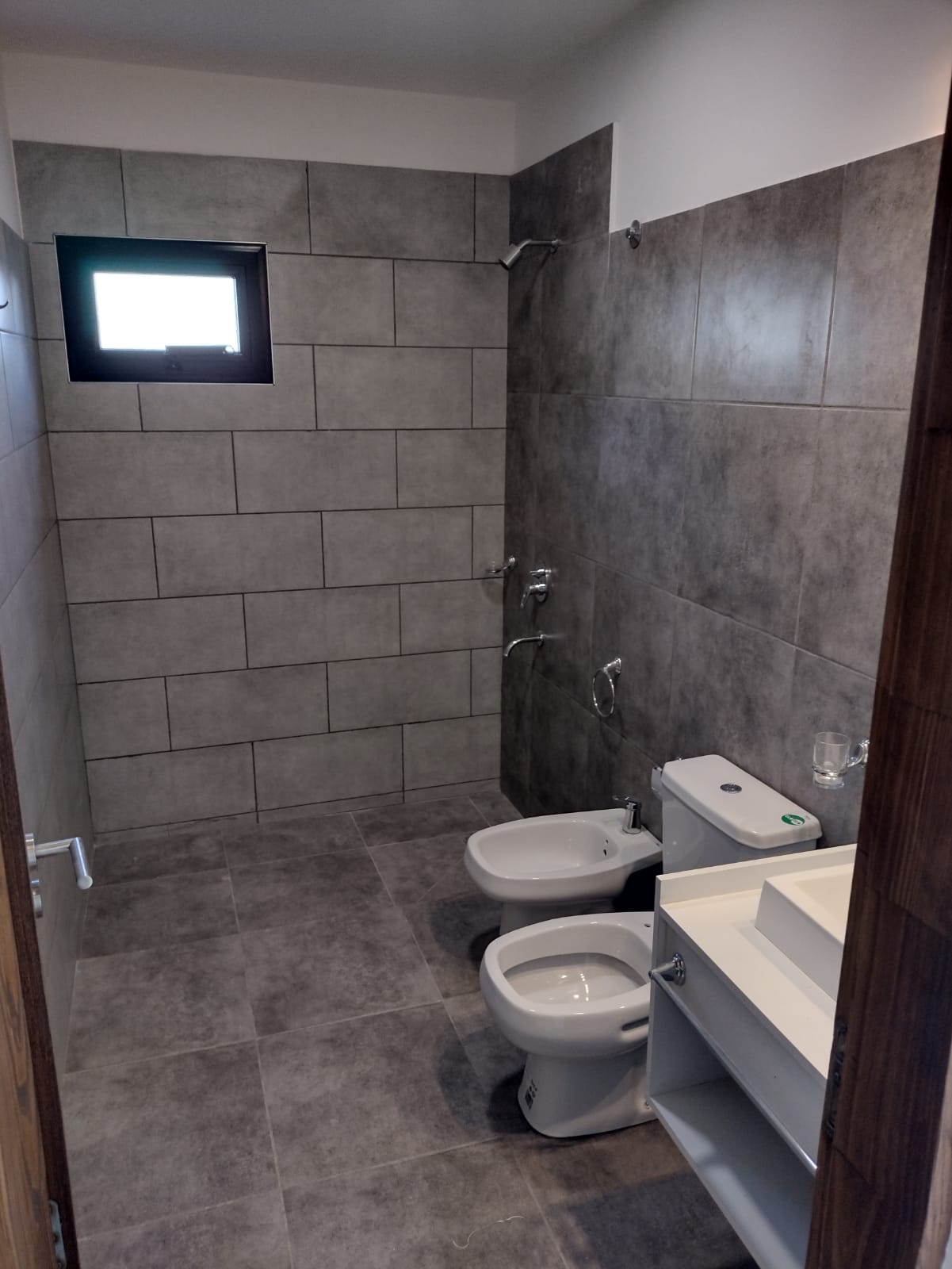 2 dormitorios ( ambos con Placard) · 1 baño · cocina · living comedor · garaje pasante · escritura - foto 10