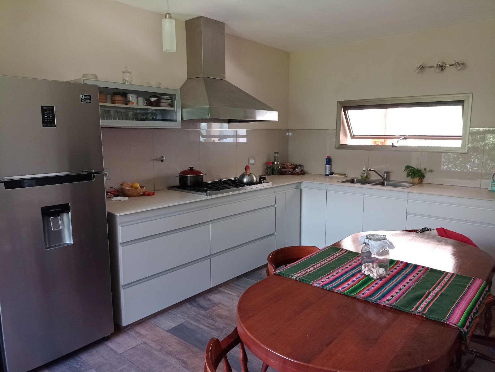 3 dormitorios ( suite en p/baja) · 3 baños · cocina · despensa lavadero · living comedor · living p/alta · galería con asador y amplio patio · garaje para 2 vehículos · lote de 1.000m2 · superficie cubierta 400m2 - foto 9