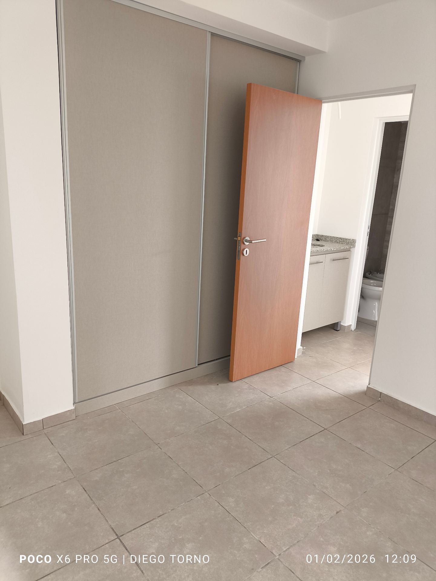 1 dormitorio (fte. Placard) 2do piso · ctra. Frente · cocina semi integrada al estar comedor · baño y ante baño · escritura en trámite · desocupado - foto 8