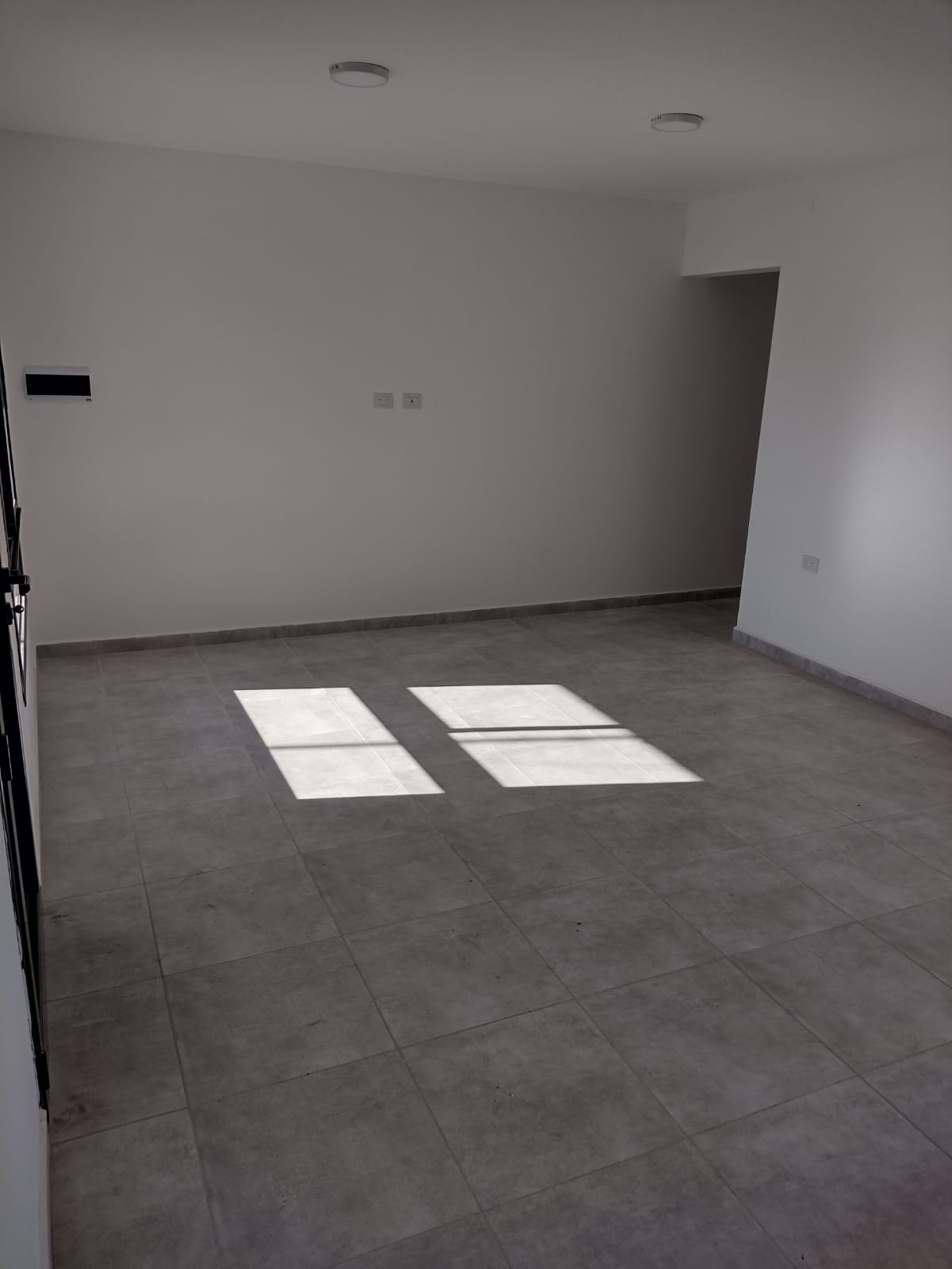 2 dormitorios ( ambos con Placard) · 1 baño · cocina · living comedor · garaje pasante · escritura - foto 3