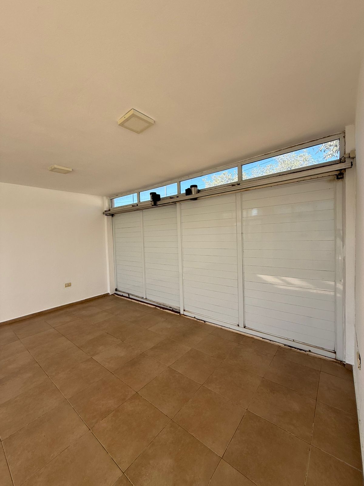 2 dormitorios ( ambos con Placard) · baño y ante baño · cocina · living comedor · lavadero · cochera doble en paralelo co portón automático · amplio patio con piscina · calefacción central por radiadores · superficie cubierta 127m2 · superficie lote 398m2 · antigüedad 2012 - foto 7