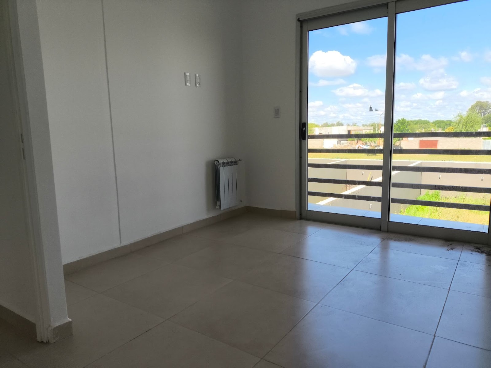 2 dormitorios (1 con vestidory terraza) · cocina integrada al living comedor · 2 baños · patio amplio con asador · cochera doble con portón automático · escritura en trámite - foto 8