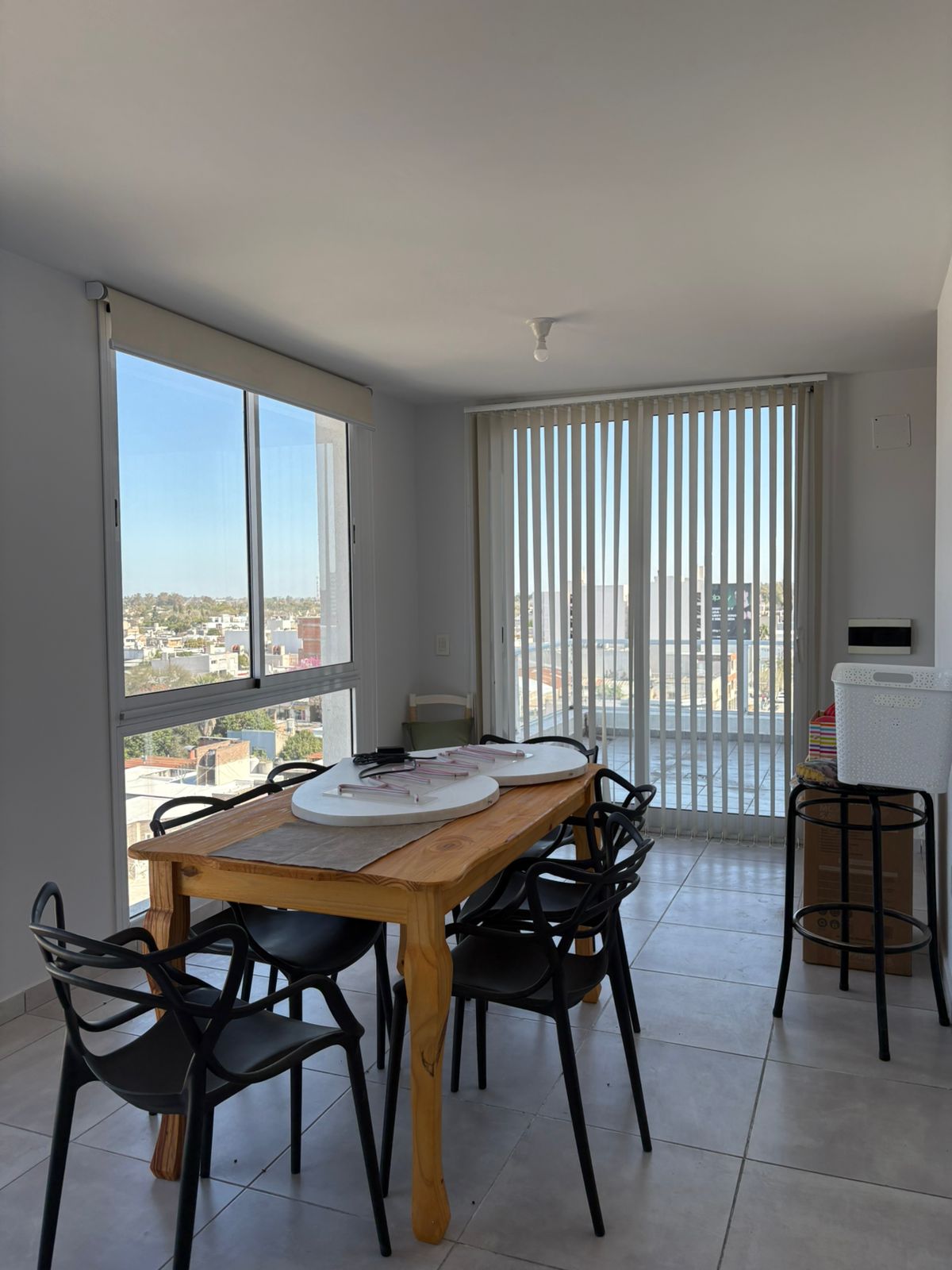 2 dormitorios ( ambos con Placard) · baño y ante baño · cocina · living comedor · gran balcón · cochera · escritura - foto 3