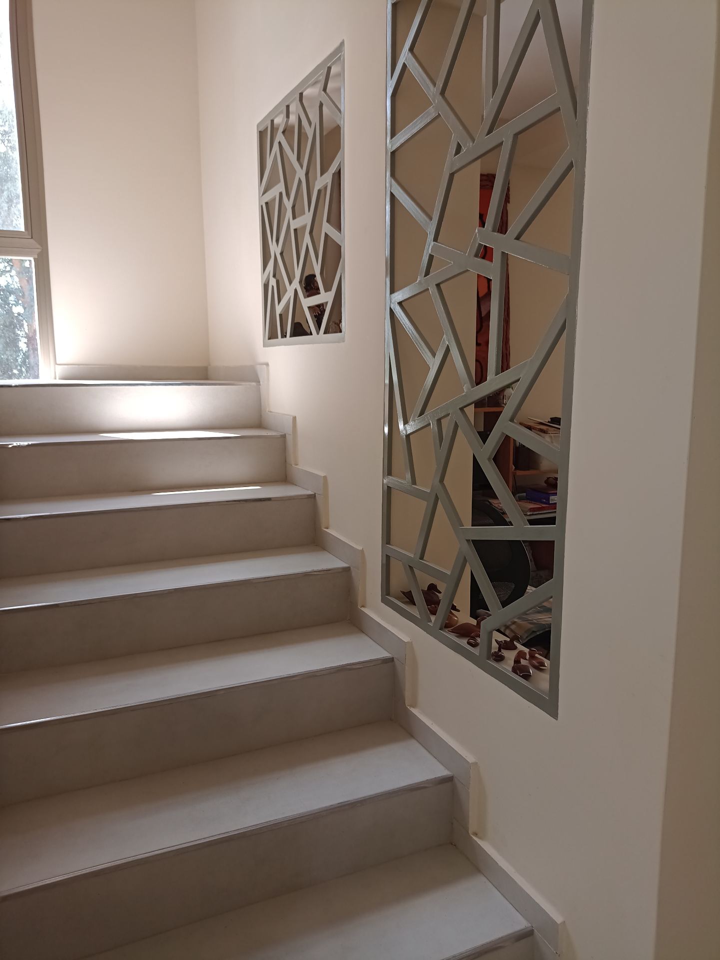 3 dormitorios ( suite en p/baja) · 3 baños · cocina · despensa lavadero · living comedor · living p/alta · galería con asador y amplio patio · garaje para 2 vehículos · lote de 1.000m2 · superficie cubierta 400m2 - foto 7